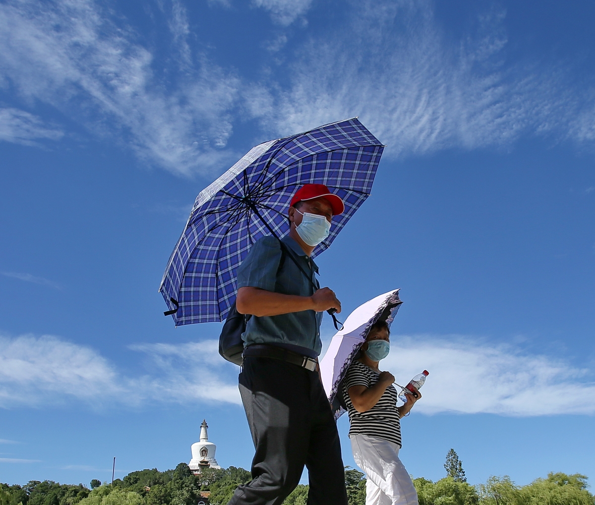 浙江一大学生社会实践被晒伤,男士撑伞遮阳真的羞耻吗?