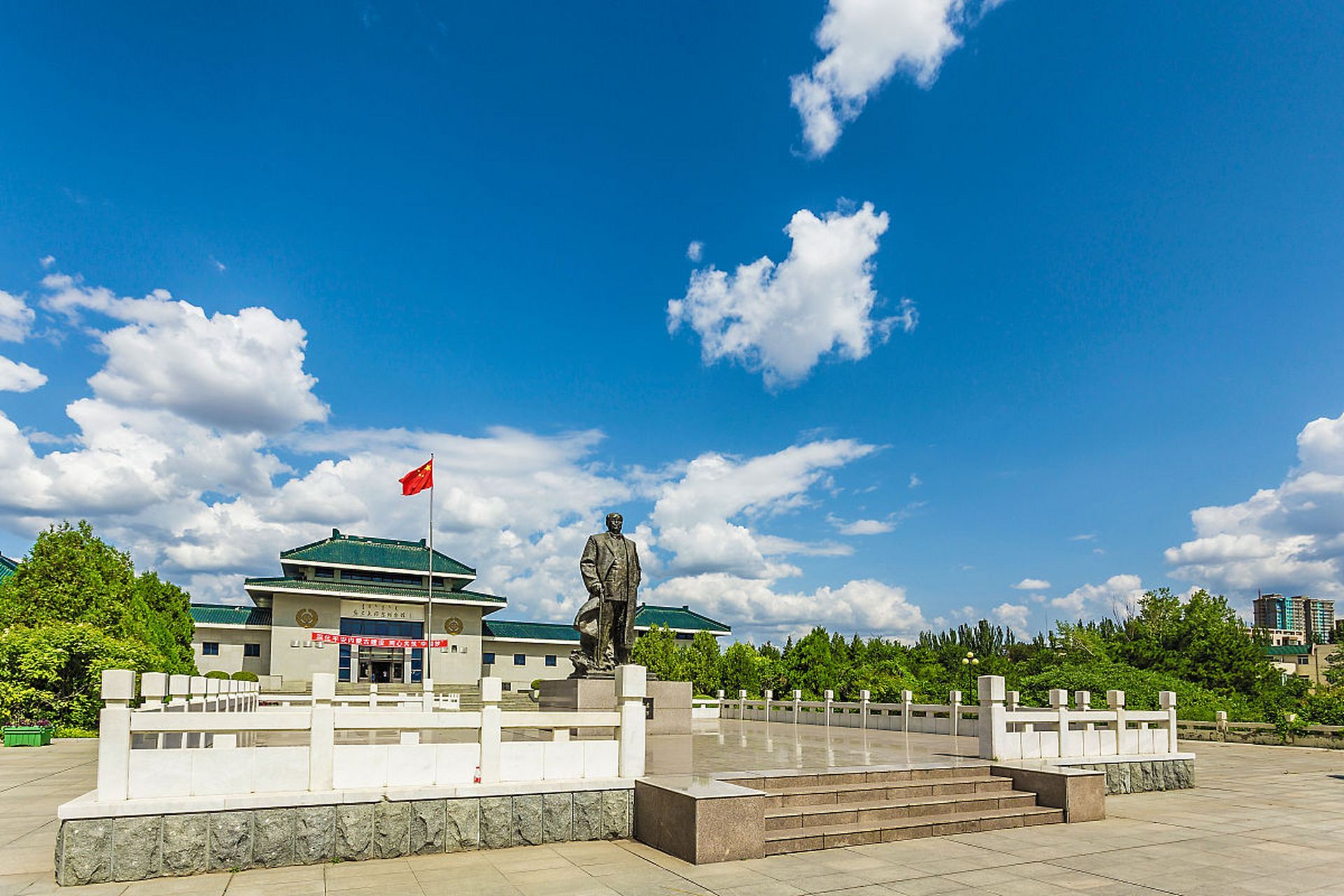 呼和浩特市蒙語漢譯的公園有很多,比如: 成吉思汗公園,滿都海公園