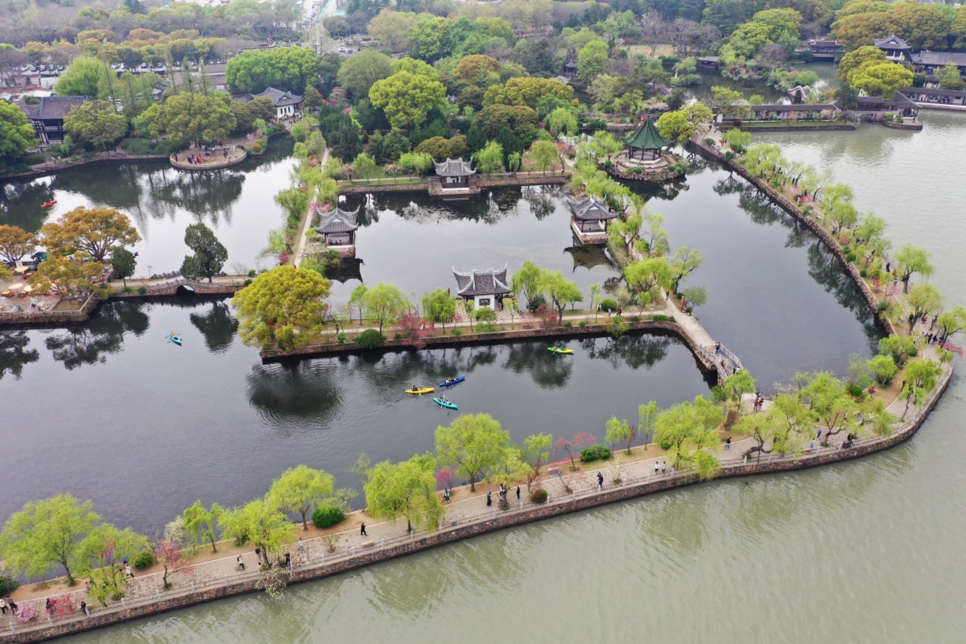 西湖十景,位于中国浙江省杭州市西湖区境内,为西湖风景名胜区周围的十