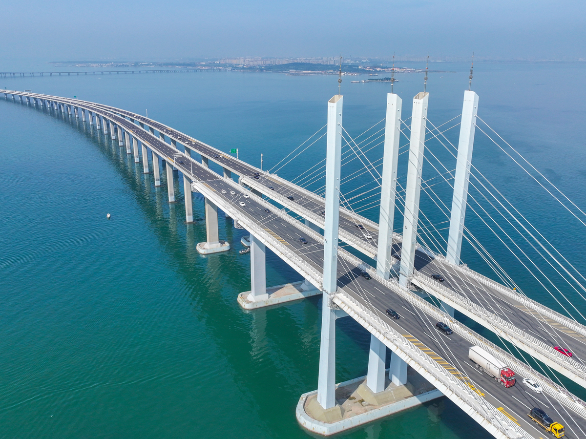 坐上动车去台湾,2035年的跨海大桥不仅缩短地理距离,更连接了两岸同胞