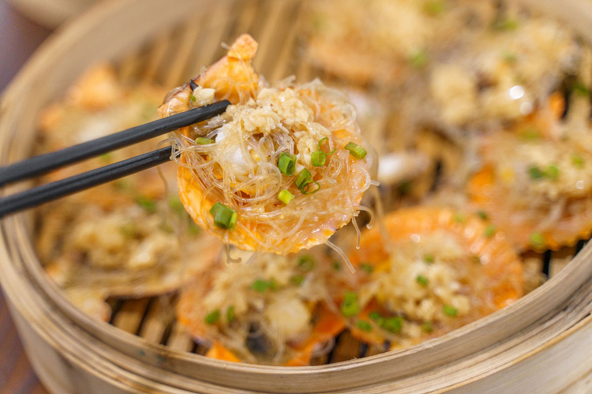 蒜蓉粉丝蒸扇贝是一道经典的粤菜,扇贝肉质鲜嫩,粉丝吸收了扇贝和蒜蓉