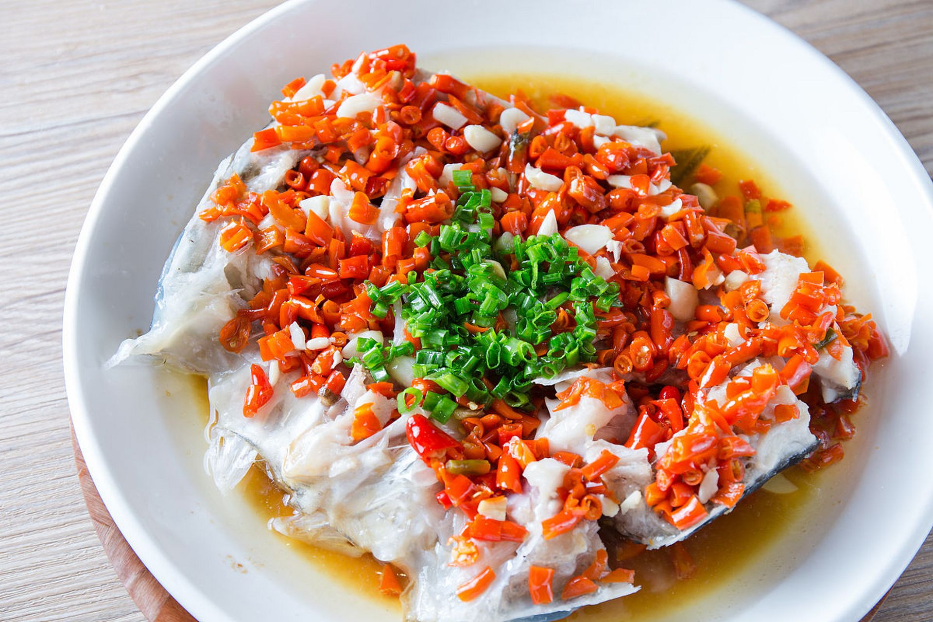 【香辣蒸鱼块】原料: 草鱼块   土豆丝   香辣汁 姜末 料酒 葱花 盐