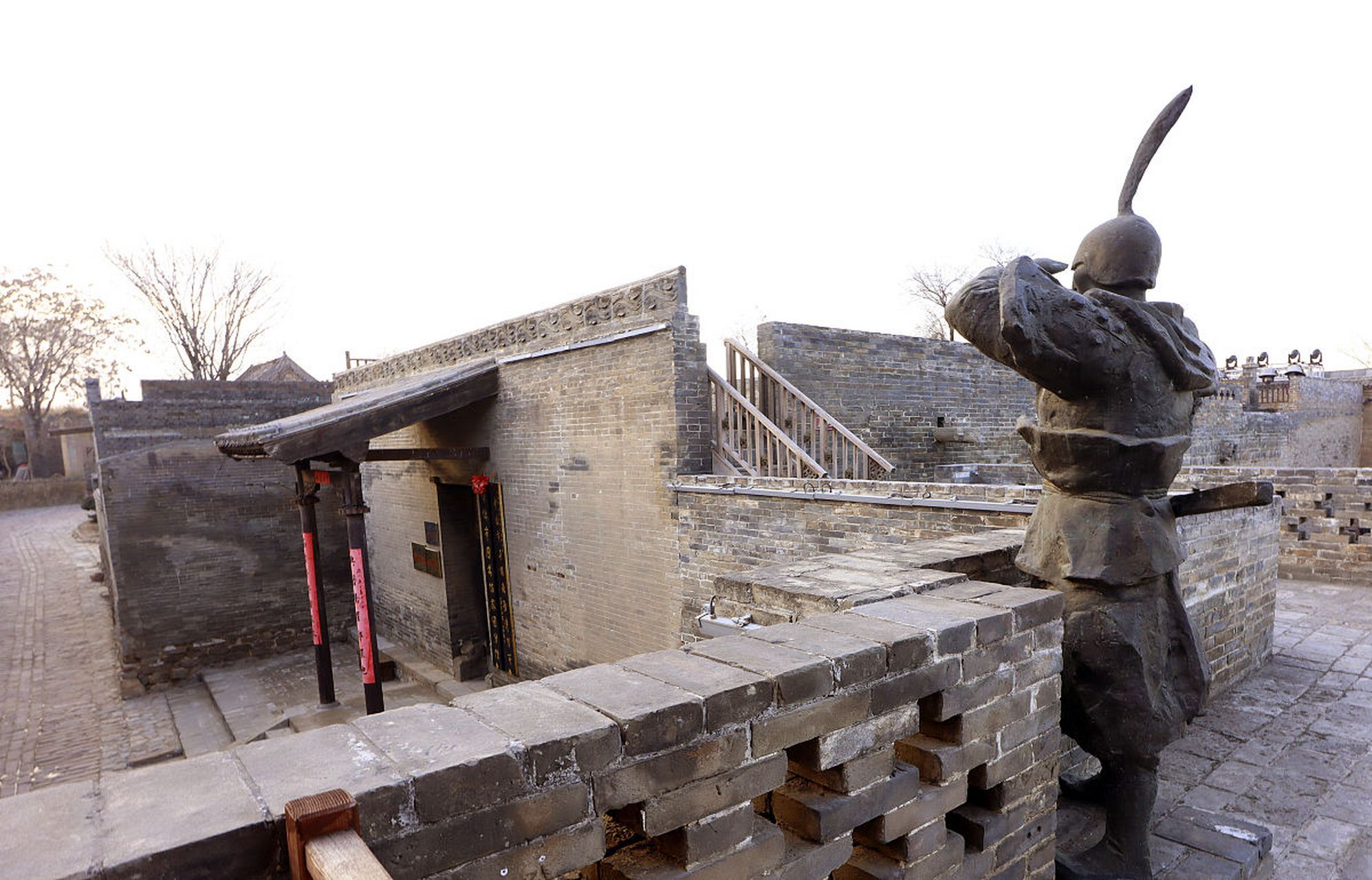 隋唐的瓦岗寨位于河南省滑县,是一座历史悠久的古镇,曾是军事堡垒.