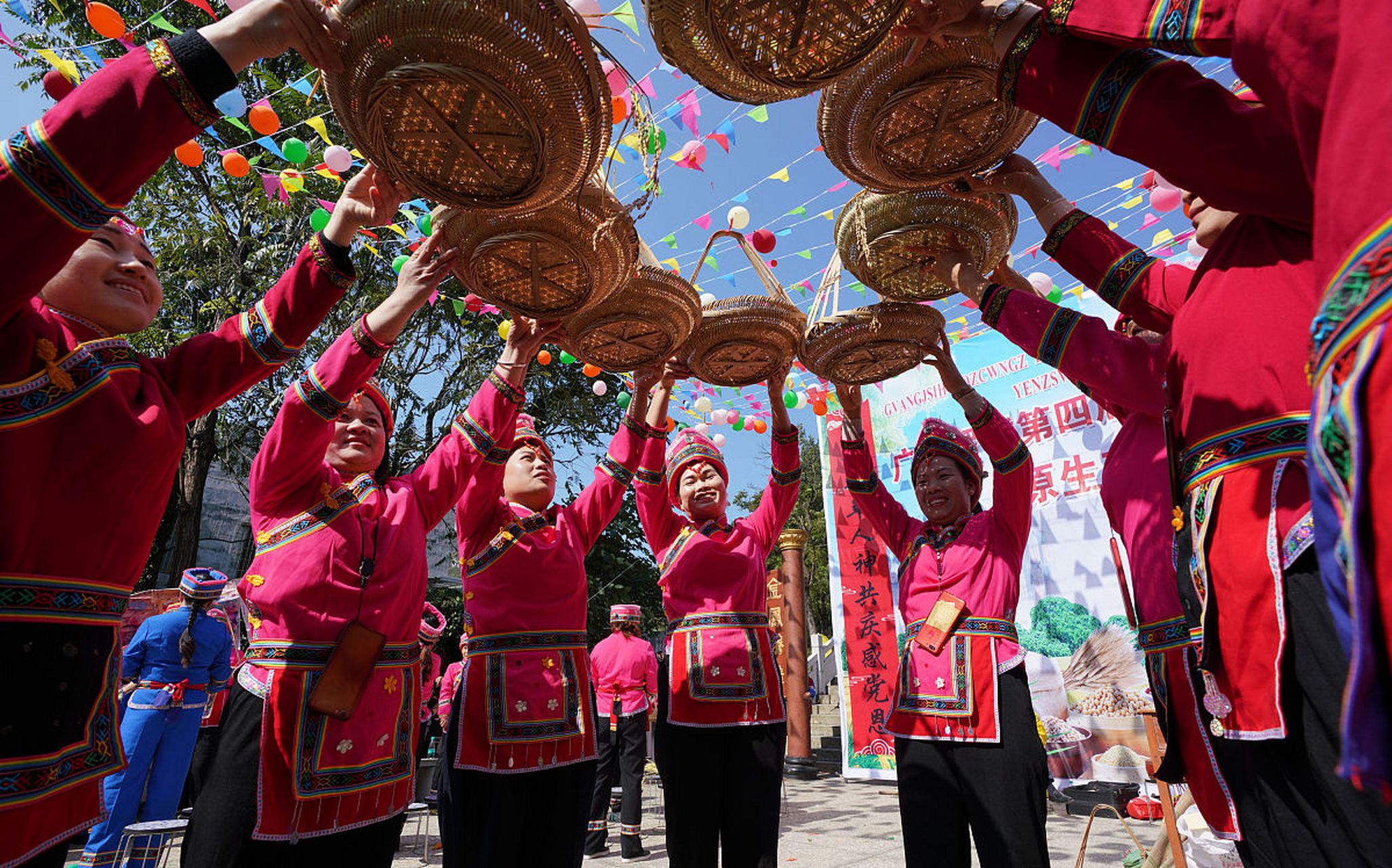 知识创作挑战赛#  有趣的新年习俗:白族 大年初一起得最早的是白 