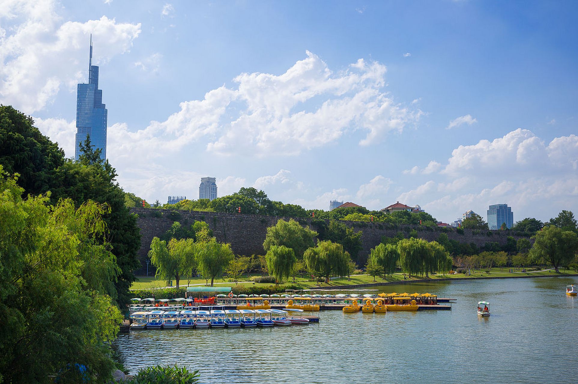 "台城东望树苍苍,玄武湖春碧水长" 玄武湖是南京的一处著名景点,历经