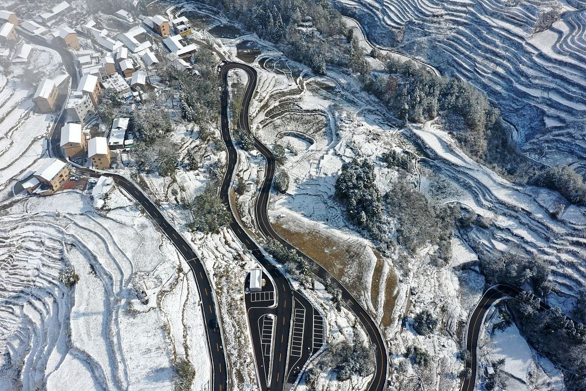 一场雪,悄然降临在重庆酉阳花田梯田,为这片土地披上了一层洁白的银纱