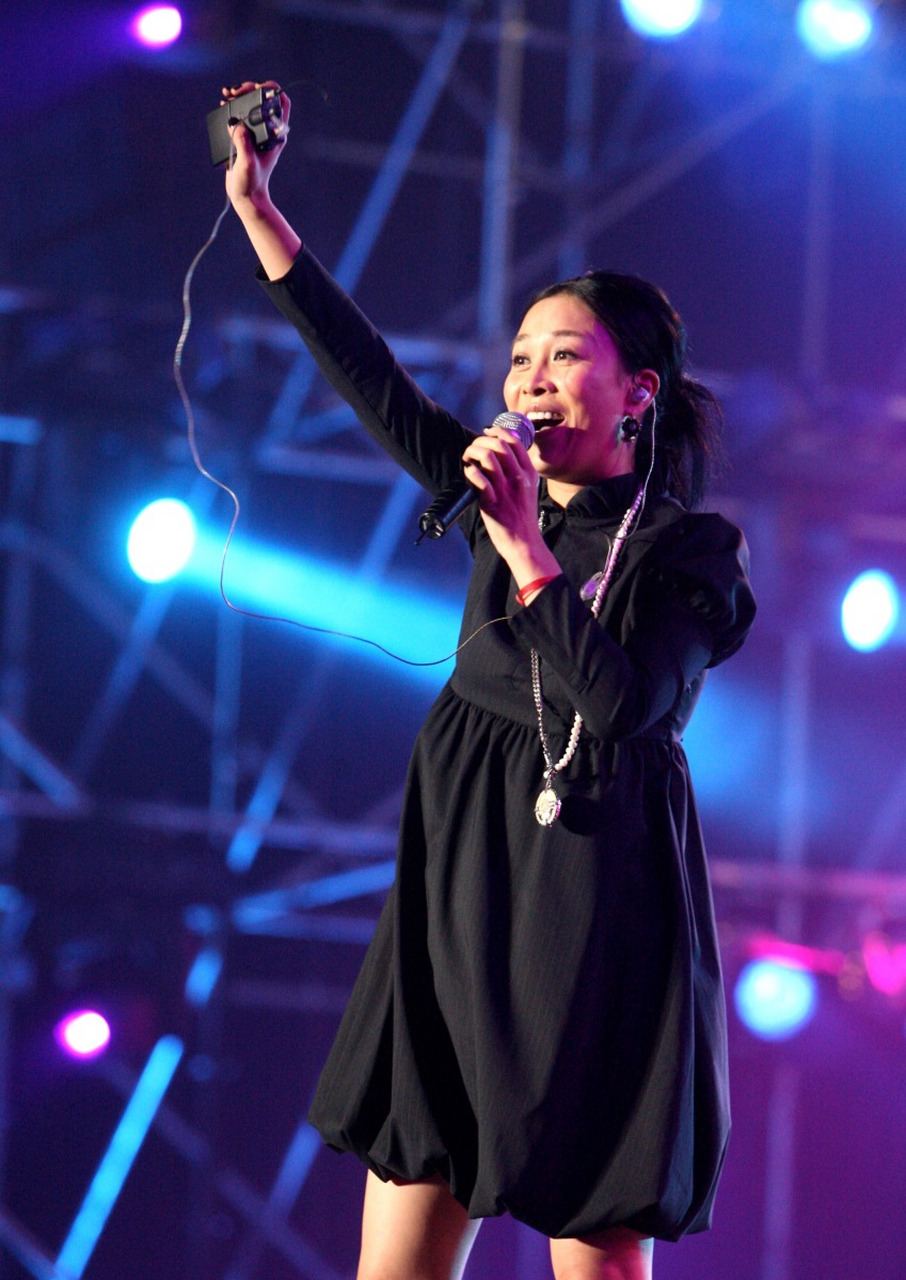 那英曾担任过8季中国好声音的导师,包括前6季和第8,10季,是名副其实的