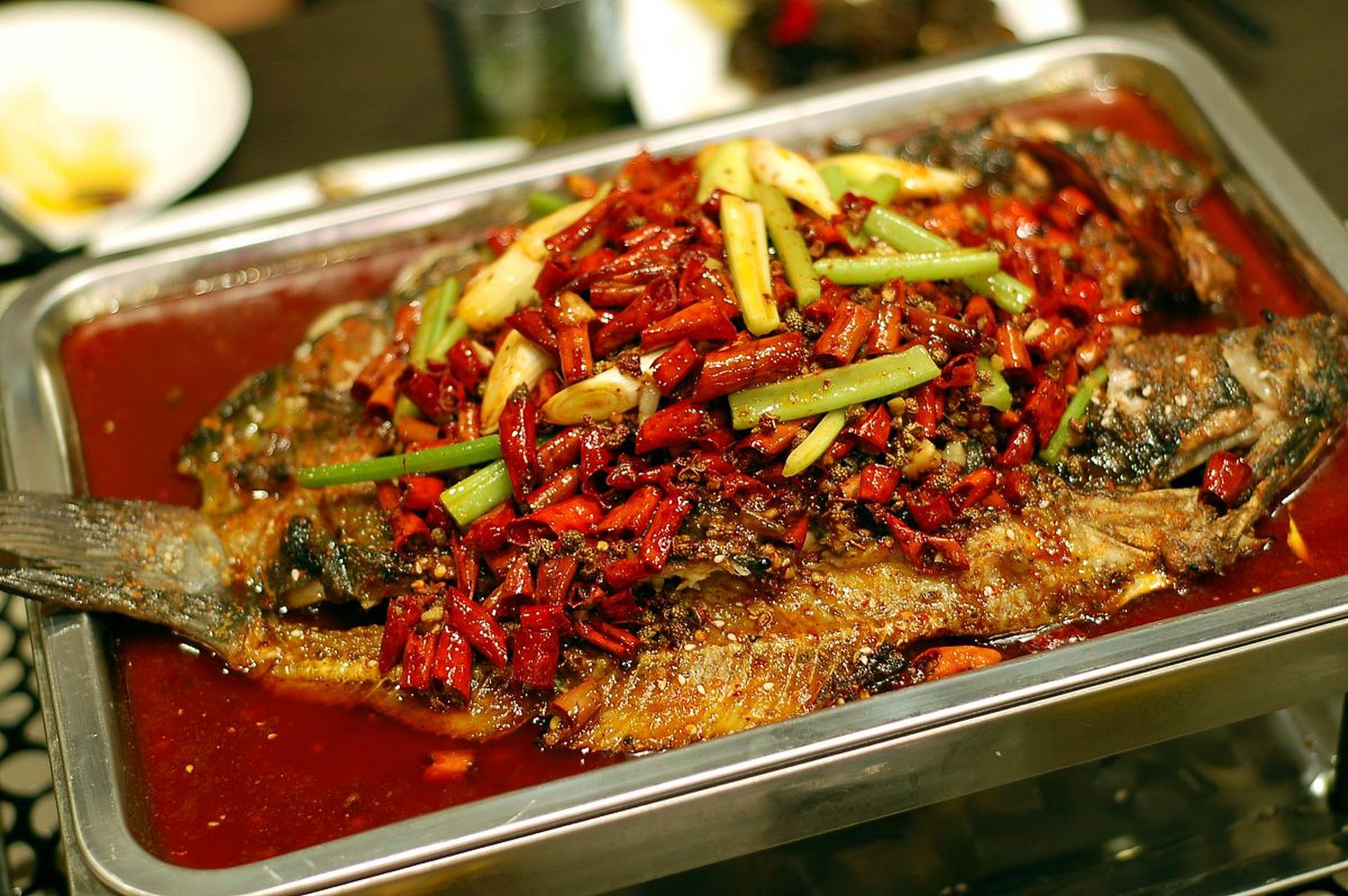 合江烤鱼选材讲究,主要原料是新鲜的鱼类,如草鱼,鲤鱼等.