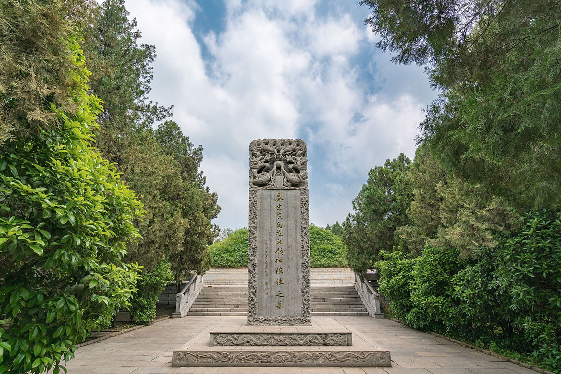 北京天寿陵园位于昌平区南口镇西,占地600亩,是特大型花园式合法陵园.