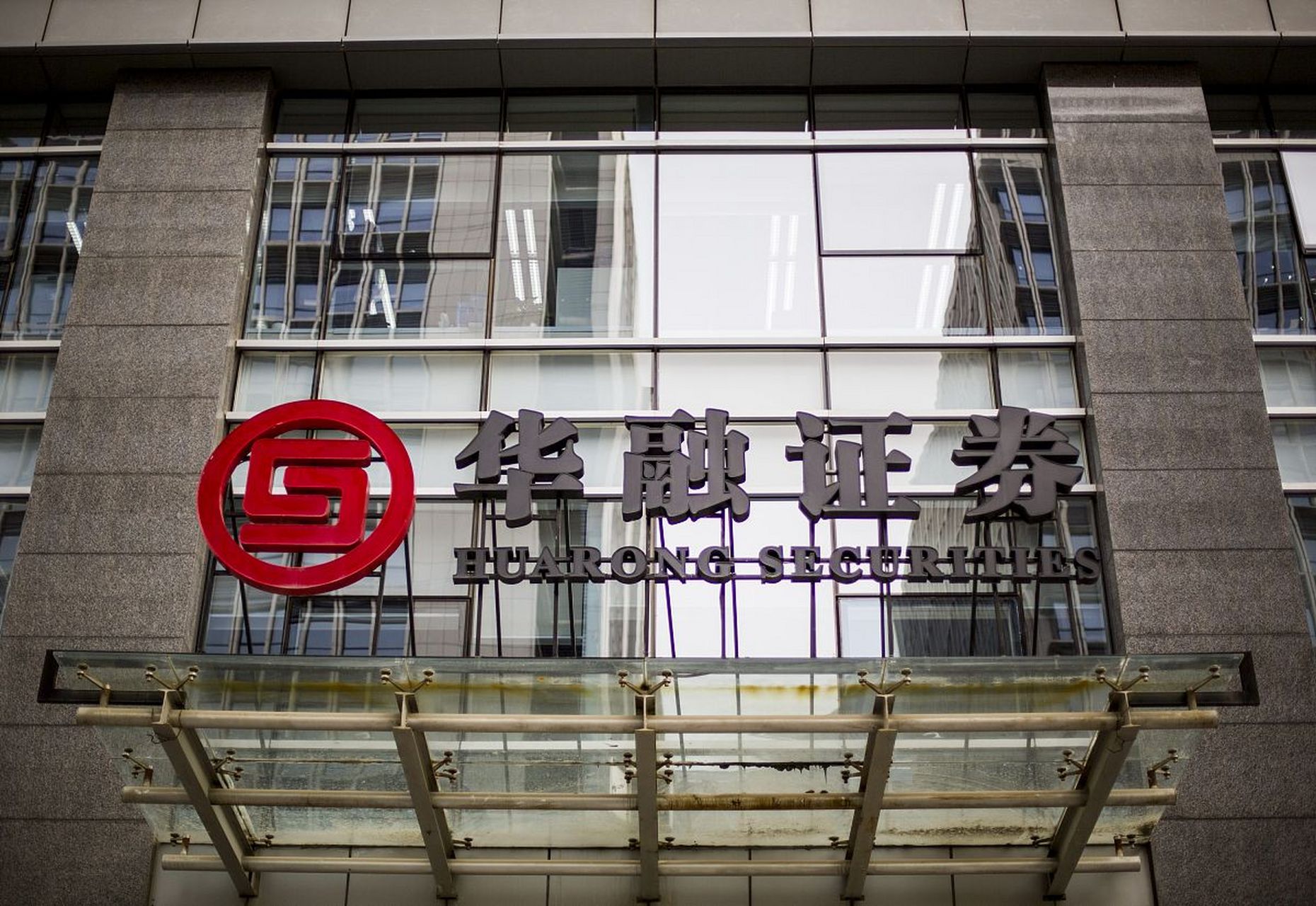 04  最近,重庆富民银行回应了裁员的消息,一时间,整个金融圈都炸开