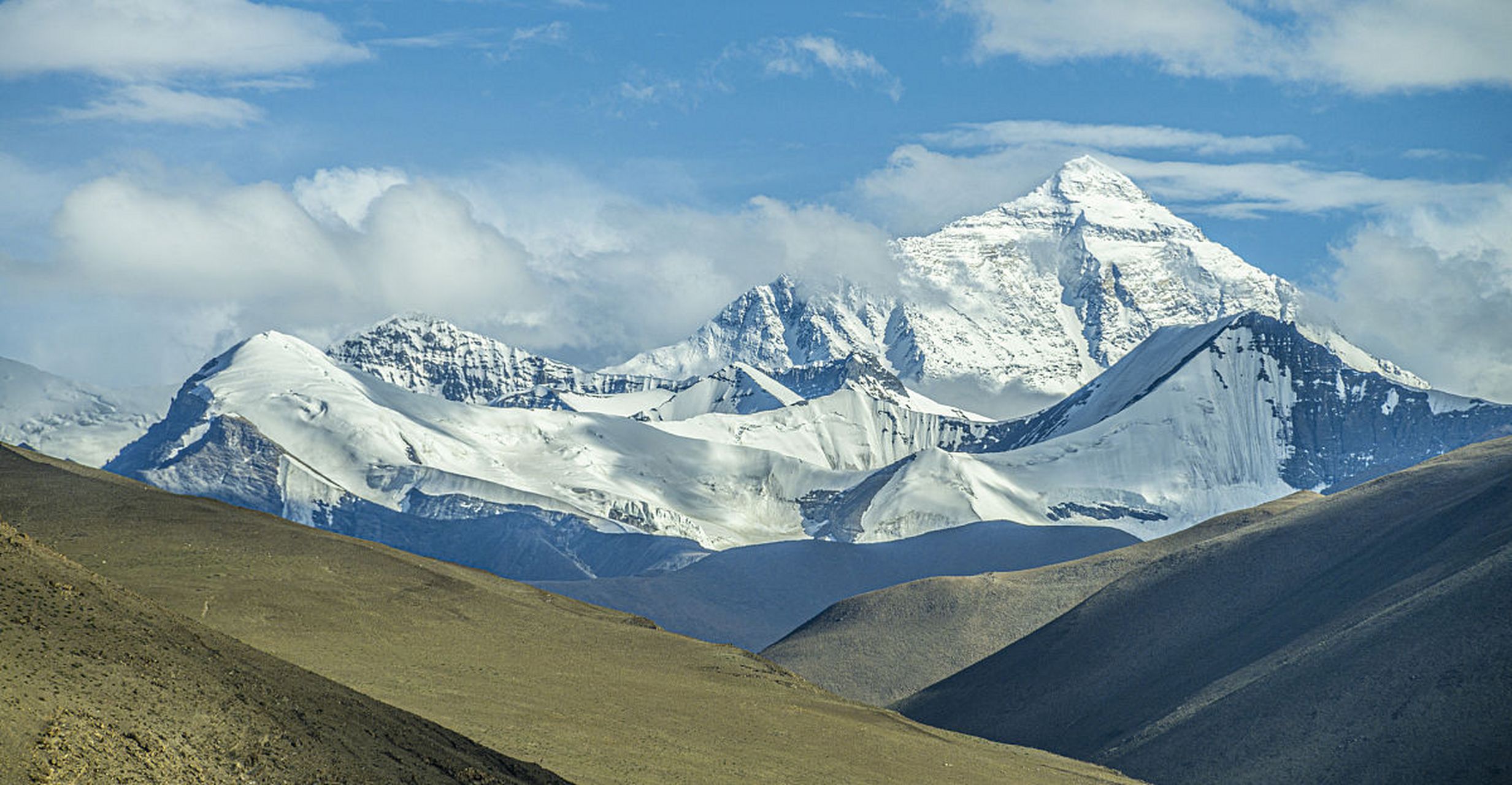 珠穆朗玛峰是世界上最著名的高峰之一,自然美景和雄伟壮观的景象吸引