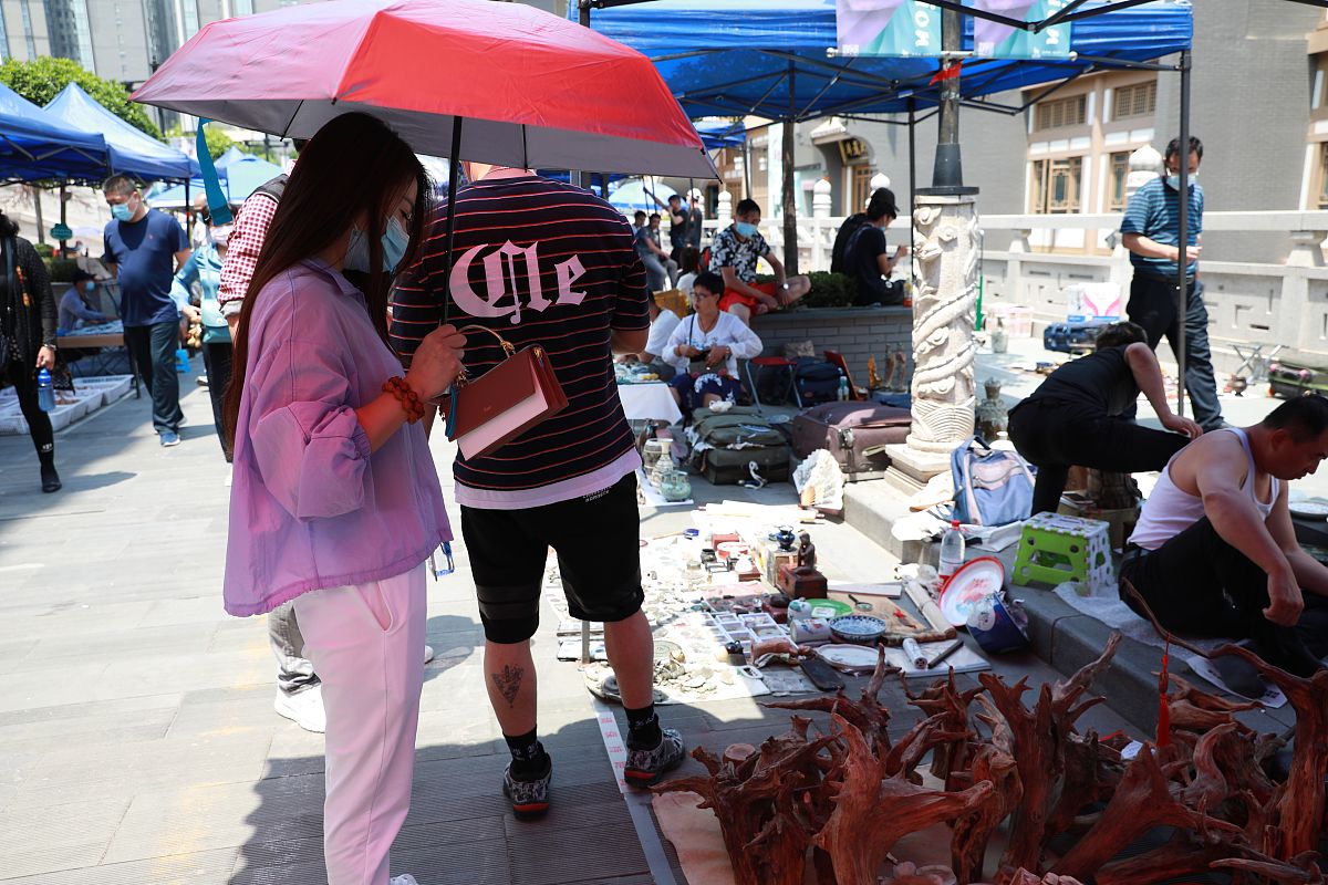 摆地摊生意怎么样(摆地摊做生意赚钱吗)