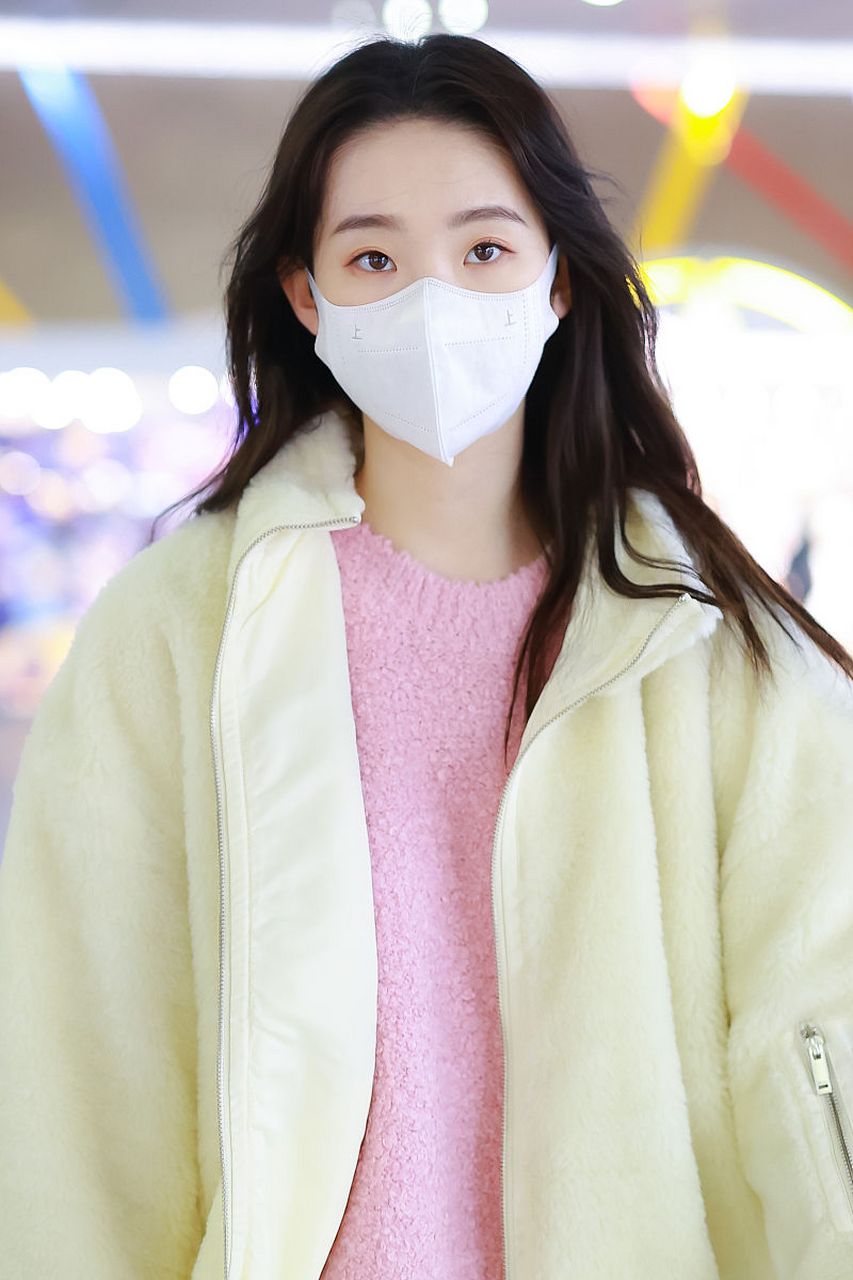 近日演戏类综艺《一拍即合的我们》张艺凡施柏宇拍戏