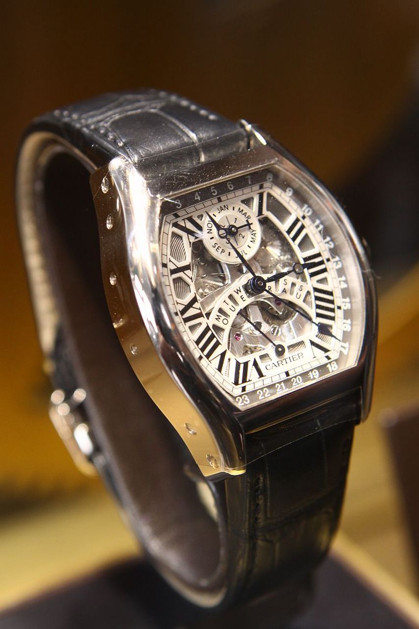 摘要:选择适合手腕尺寸的omega手表,考虑防水性能和机械结构,正确使用