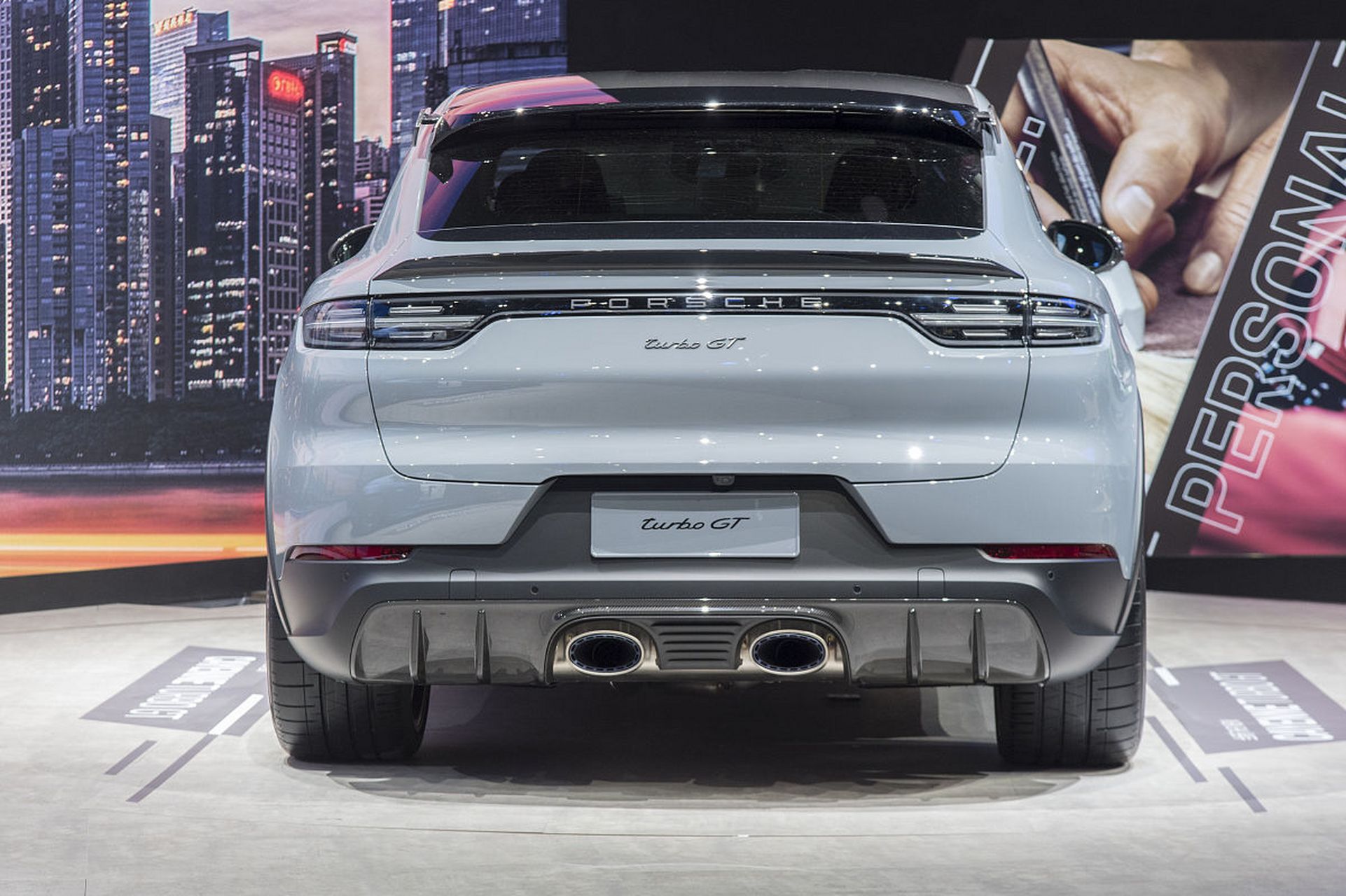 网红王妈23岁全款买保时捷卡宴!