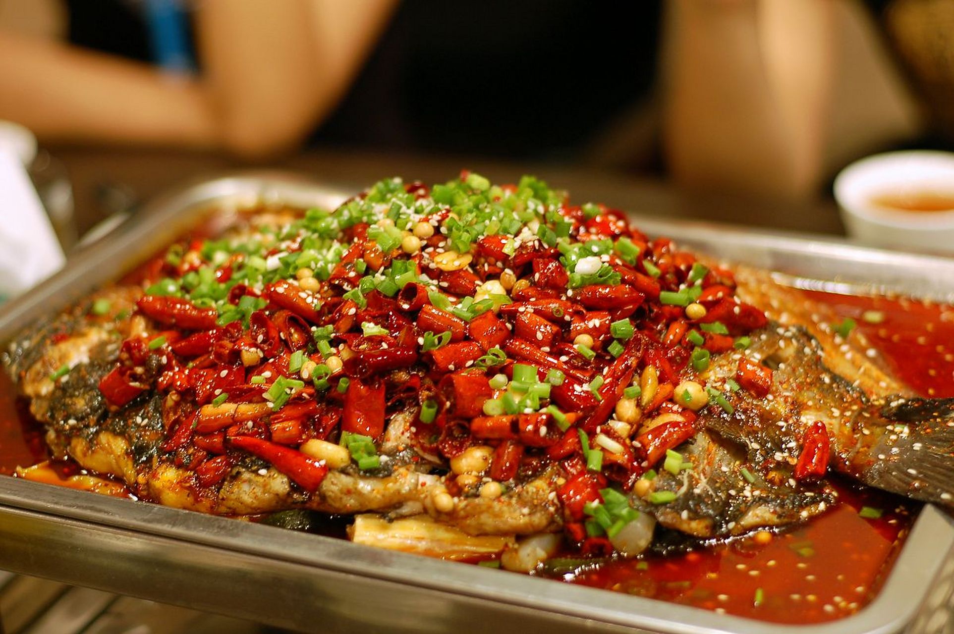 草鱼烤鱼:草鱼是重庆麻辣烤鱼常用的鱼类之一.