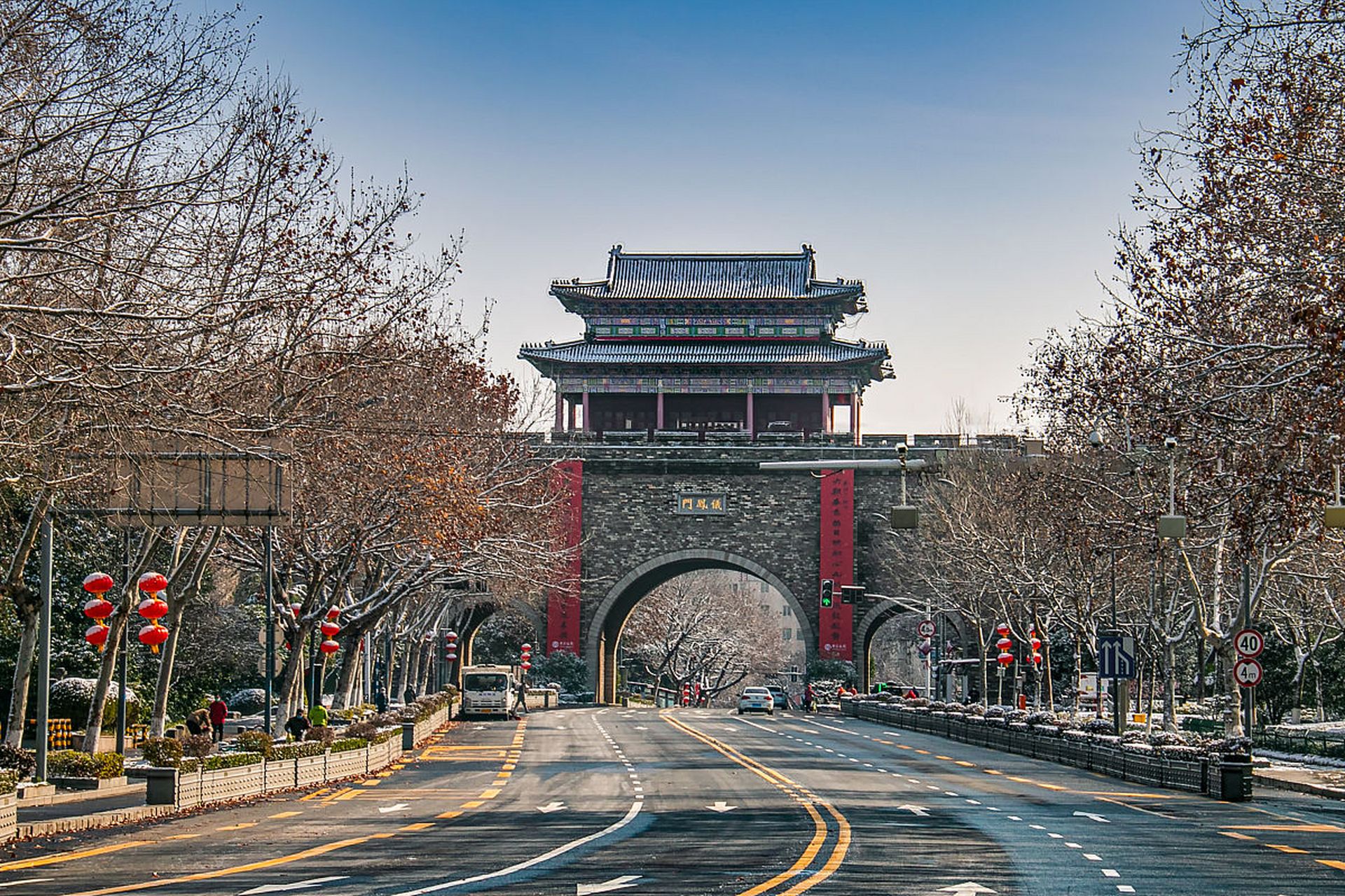 镜头里的春天# 春日漫游,在春日的暖阳下,太原古城墙犹如一部活生生