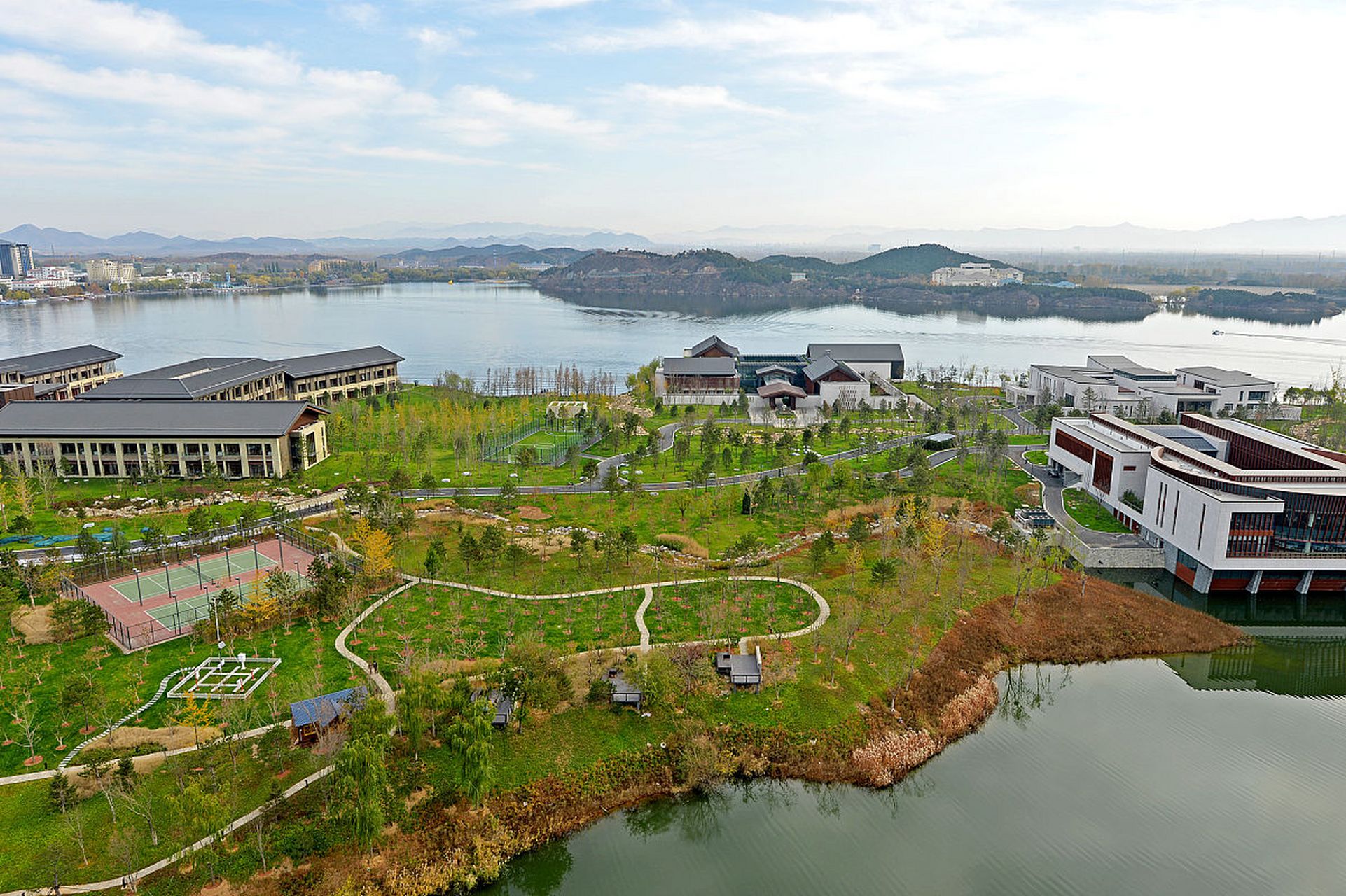 太平湖,位于云南省红河哈尼族彝族自治州弥勒市,是一处风景如画的人工