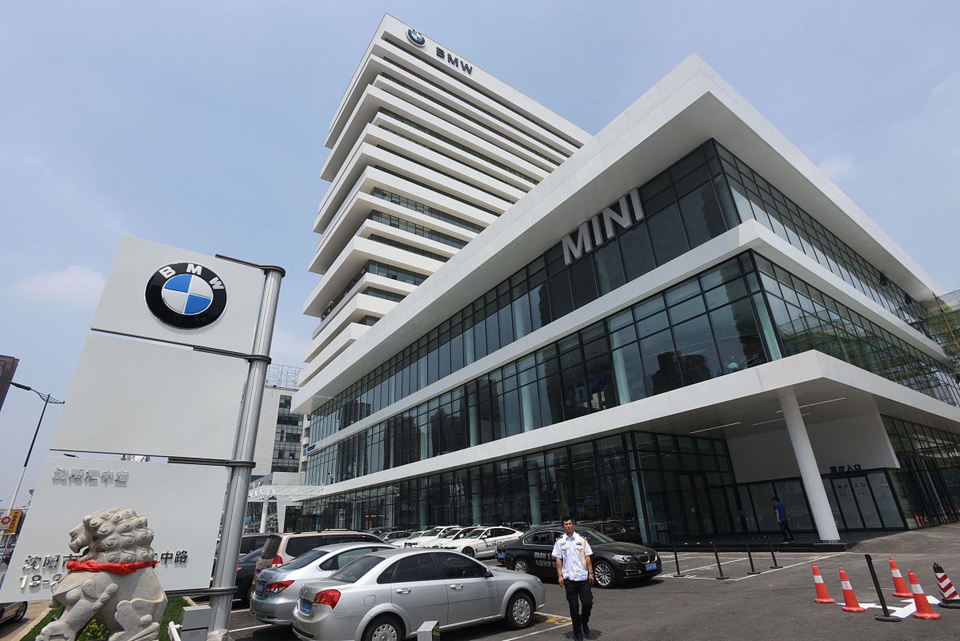 跑到4s店,技师告诉他平贴80,蘑菇钉120(修车店