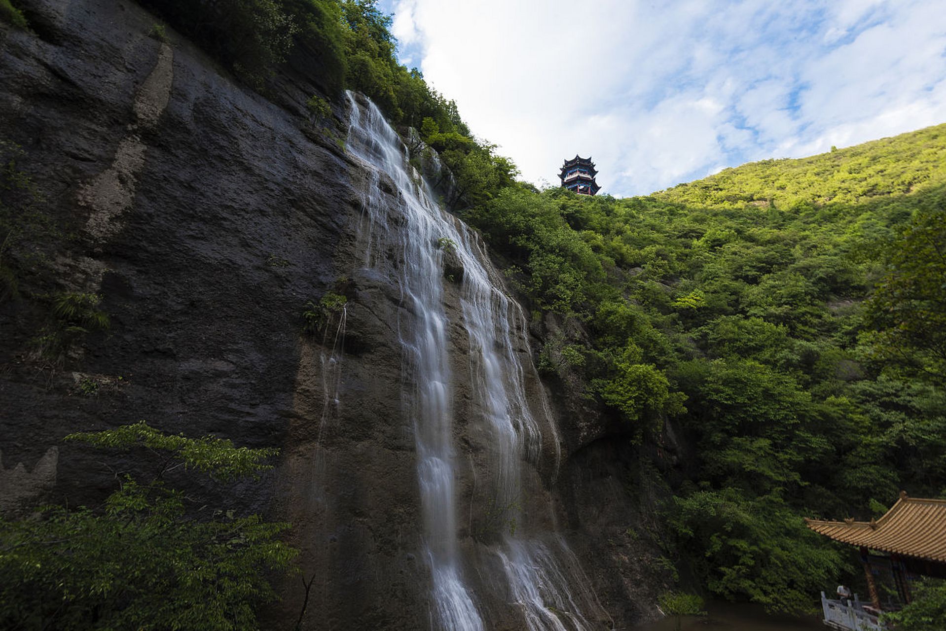 黄岗山大峡谷宛如一条神秘的绿色长廊,深邃而幽静.