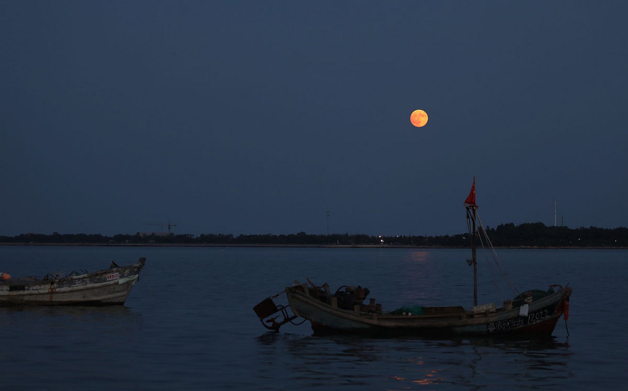 春江潮水连海平,海上明月共潮生. 滟滟随波千万里,何处春江无月明?