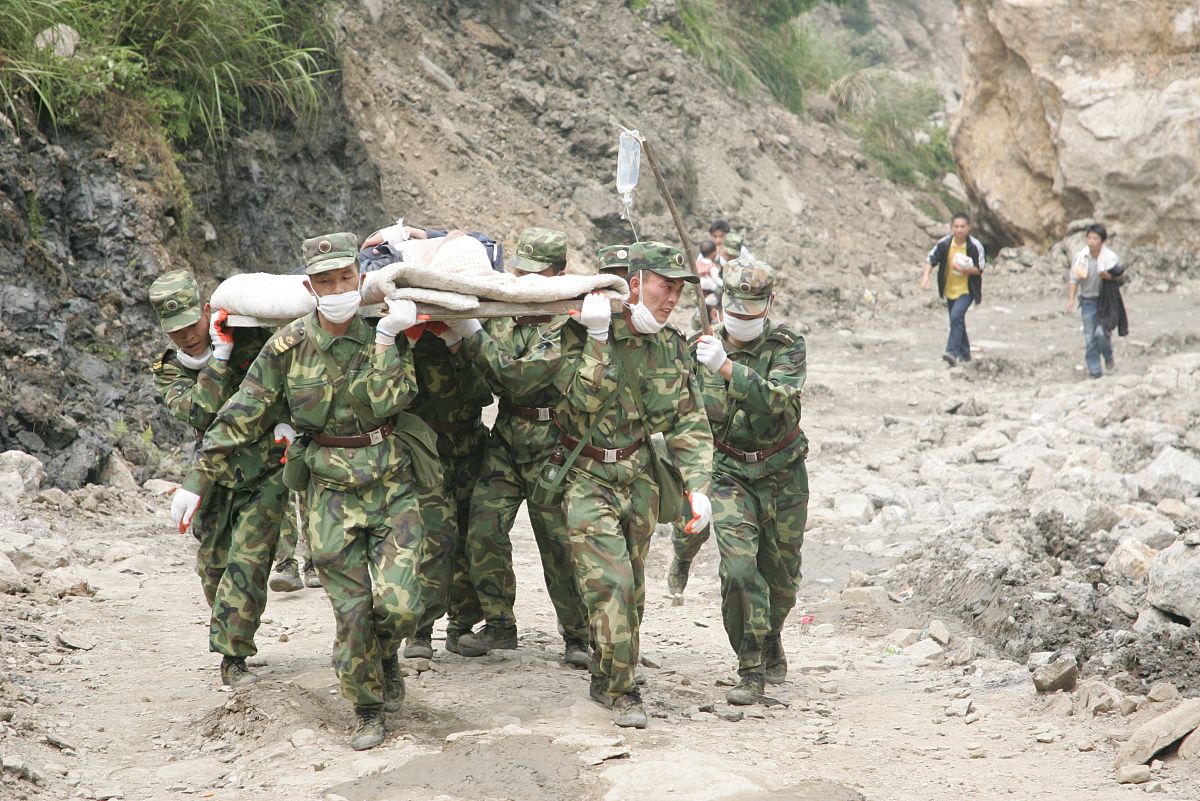 针对"部队穿越哀牢山现场画面"这一时事热点,以下是