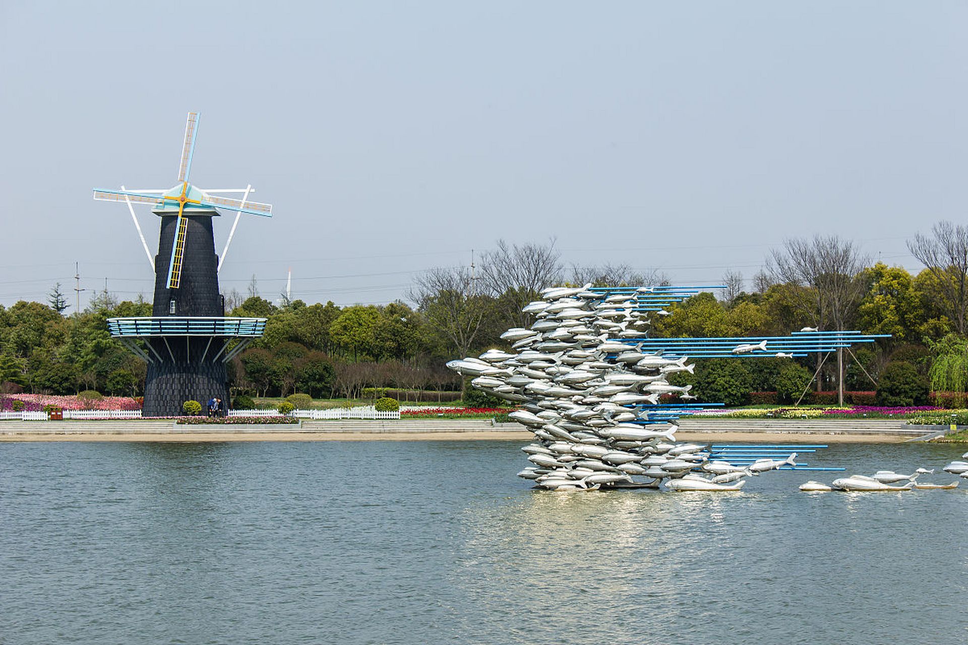 位于上海市青浦区的东方绿舟公园是一个非常有名的景点,几乎所有当地