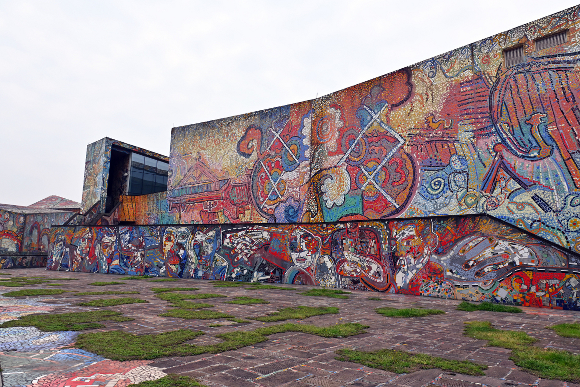 重庆四季好风光#  罗中立美术馆,坐落于四川美术学院大学城校区,其