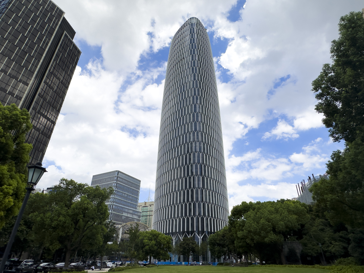 在新天地的街头巷尾,高楼大厦和欧式建筑错落有致.每一栋建筑都饱含