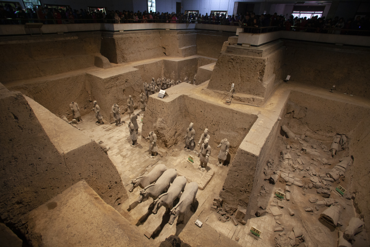 西安旅游必去的十个景点:  1,兵马俑,修建在骊山北麓的秦始皇帝陵