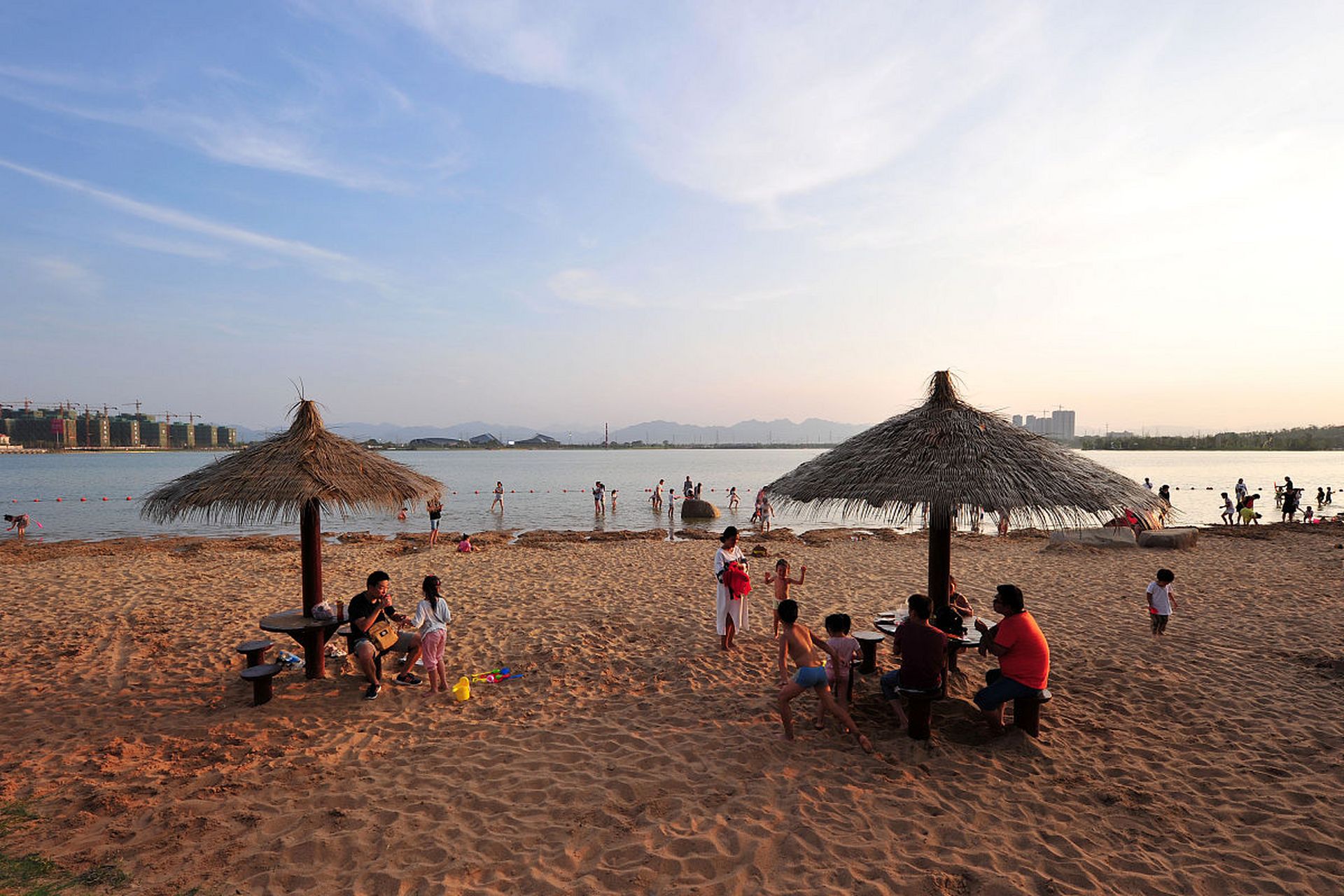 东湖沙滩浴场的沙滩非常细腻,踩上去很舒服,一点也不硌脚.