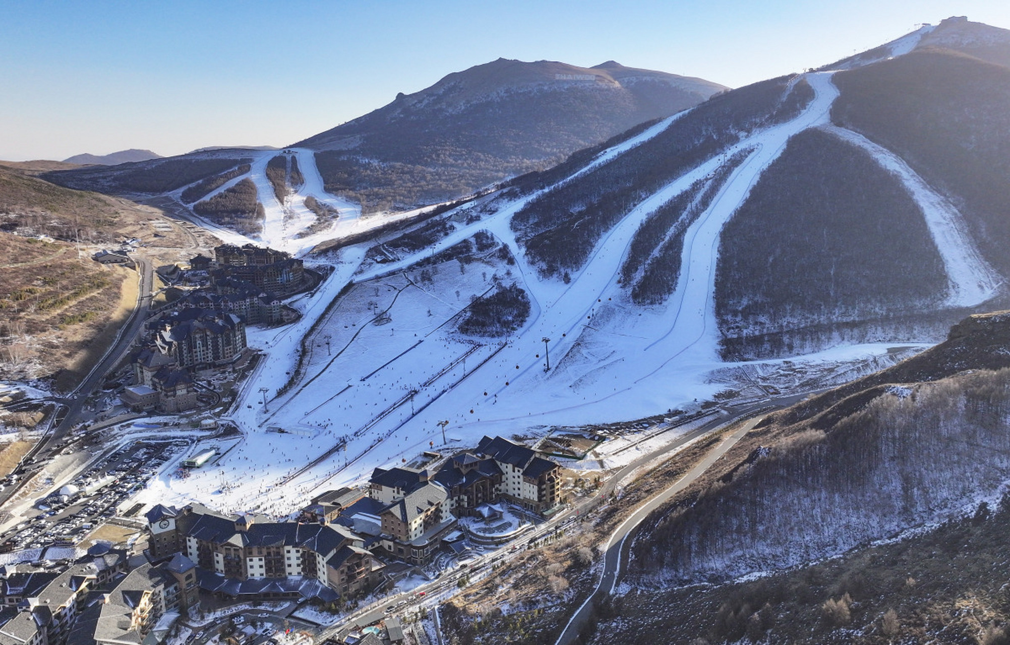 冬日冰雪漫游季# 在张家口雪场的旖旎景色之下,白雪皑皑,仿佛一幅