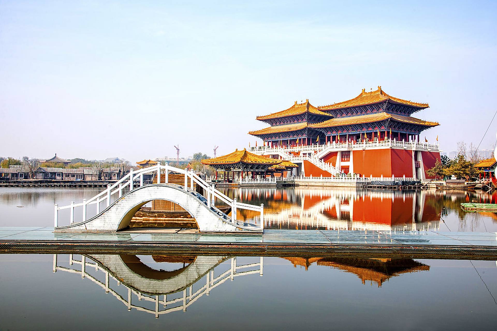 天下第一城:位于河北省廊坊市香河县安平开发区,建筑风格融合了明清