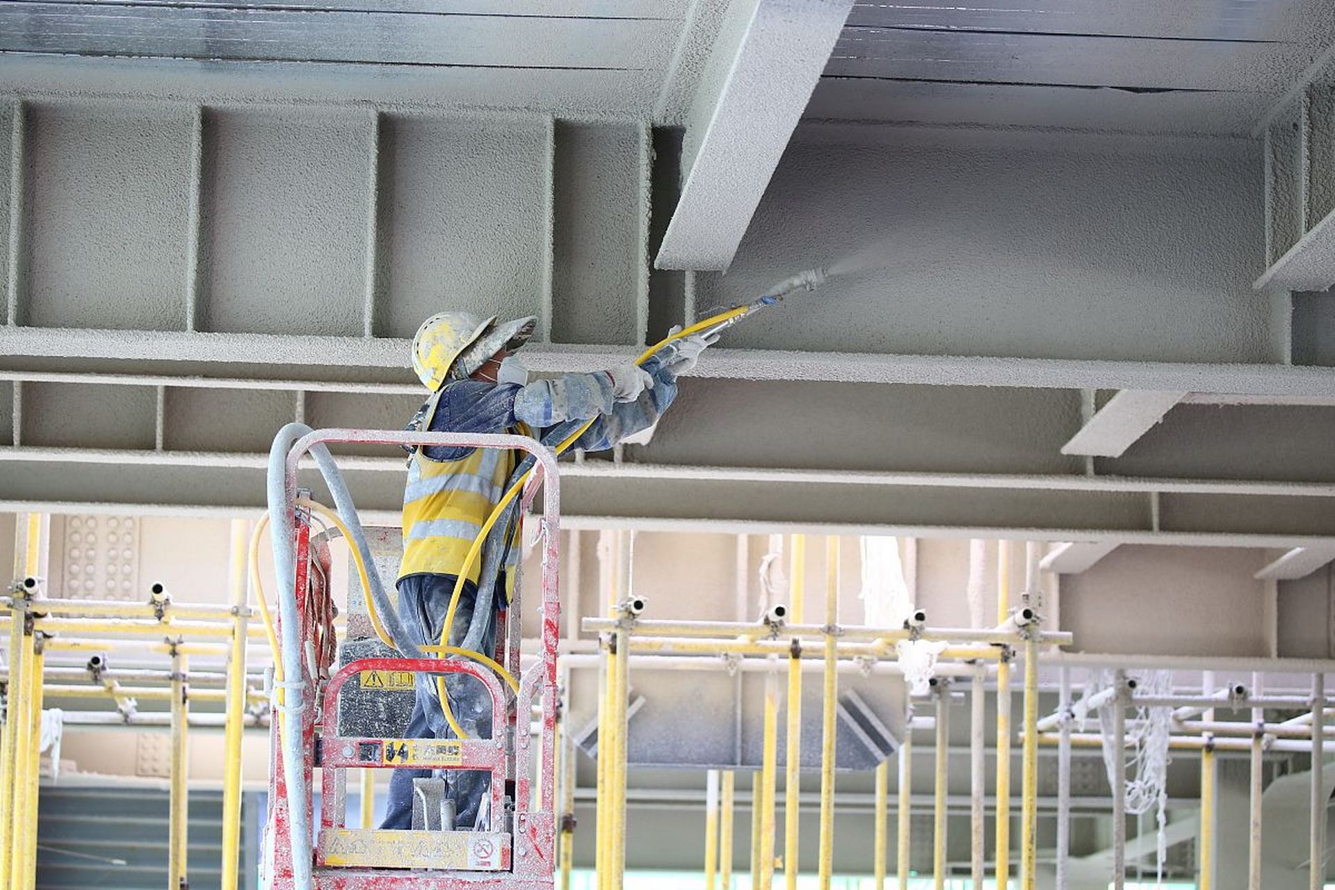 防火涂料厂家在建筑和工业领域中提供关键的防火保护,具备专业技术和