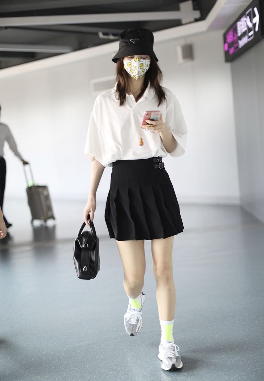 清凉短裙搭配小白鞋,夏日女生穿搭,时髦轻松,百变造型,让你的魅力秒杀