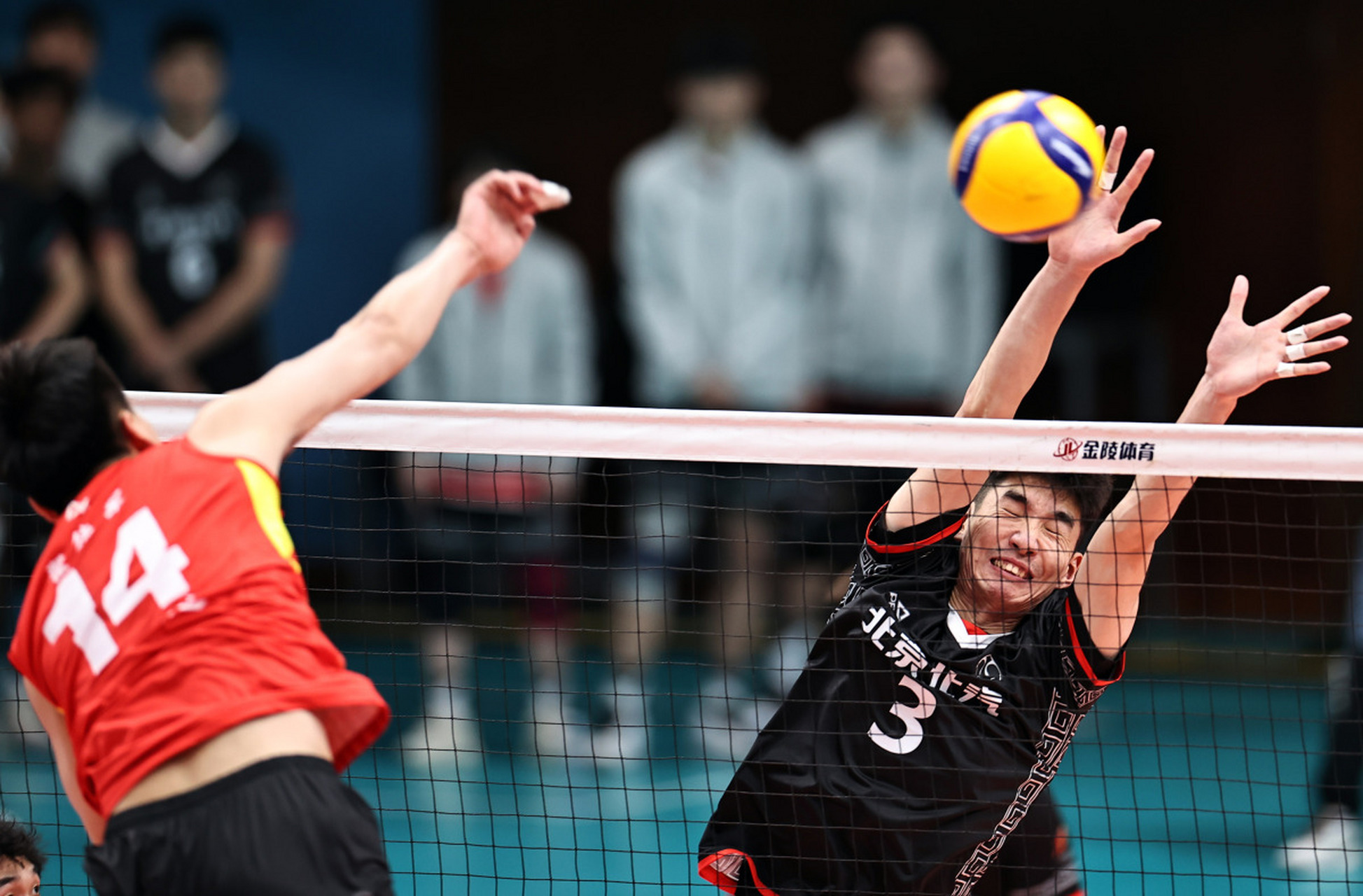 打气排球时,正确的手势对提高发球,传球和接球技术至关重要.