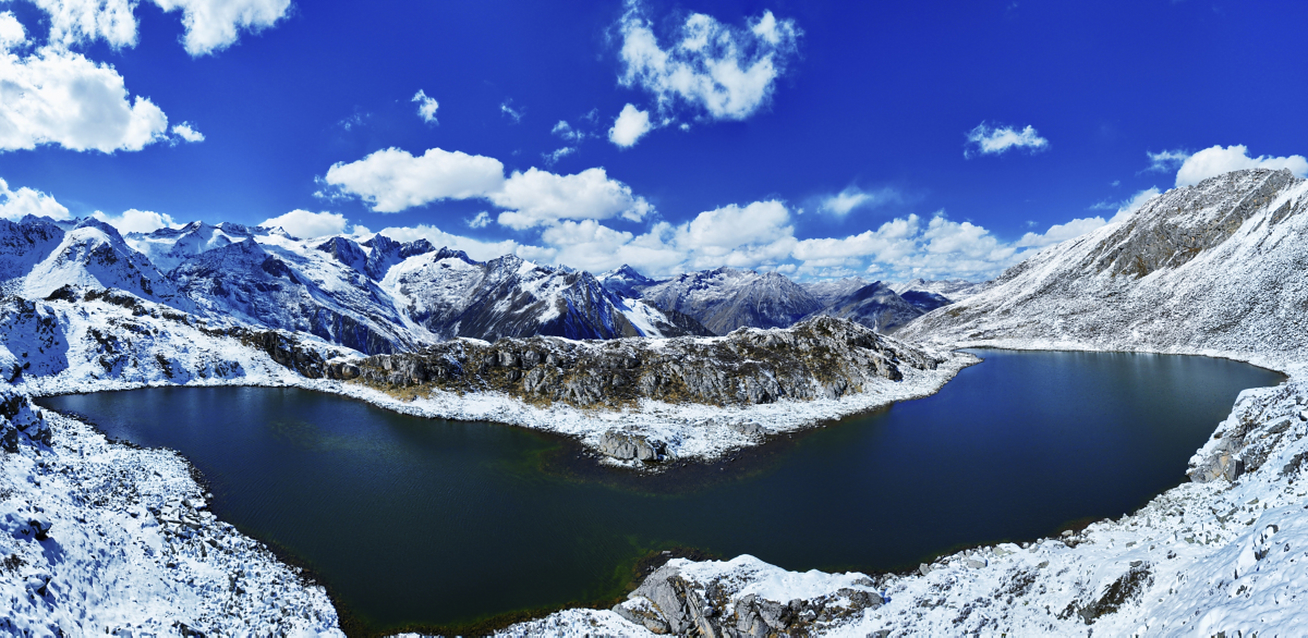 达古冰川,位于中国四川省阿坝藏族羌族自治州黑水县境内,是全球海拔最