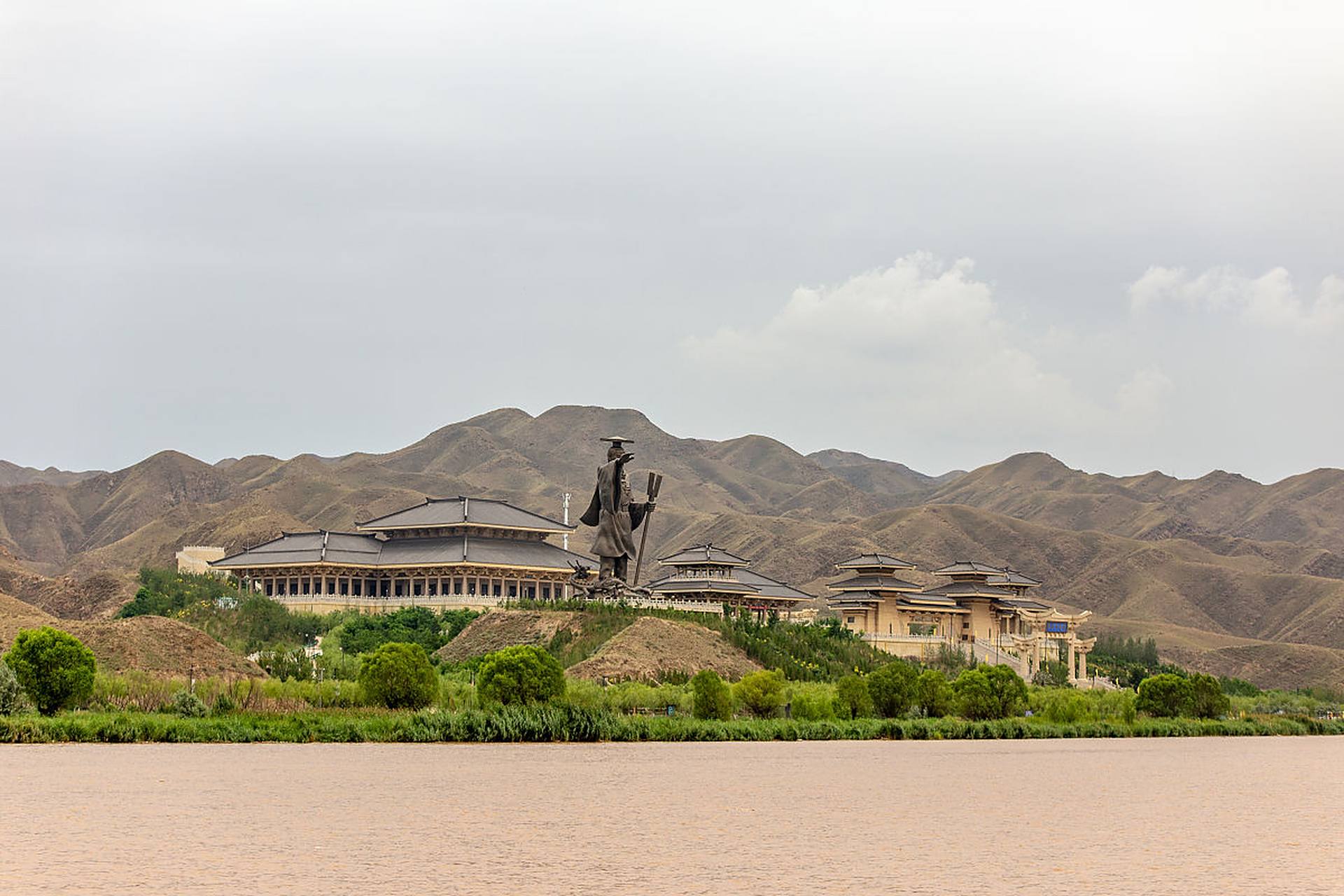 拥有许多旅游景点,如会宁红军长征纪念馆,清凉山,祖厉河文化旅游街区
