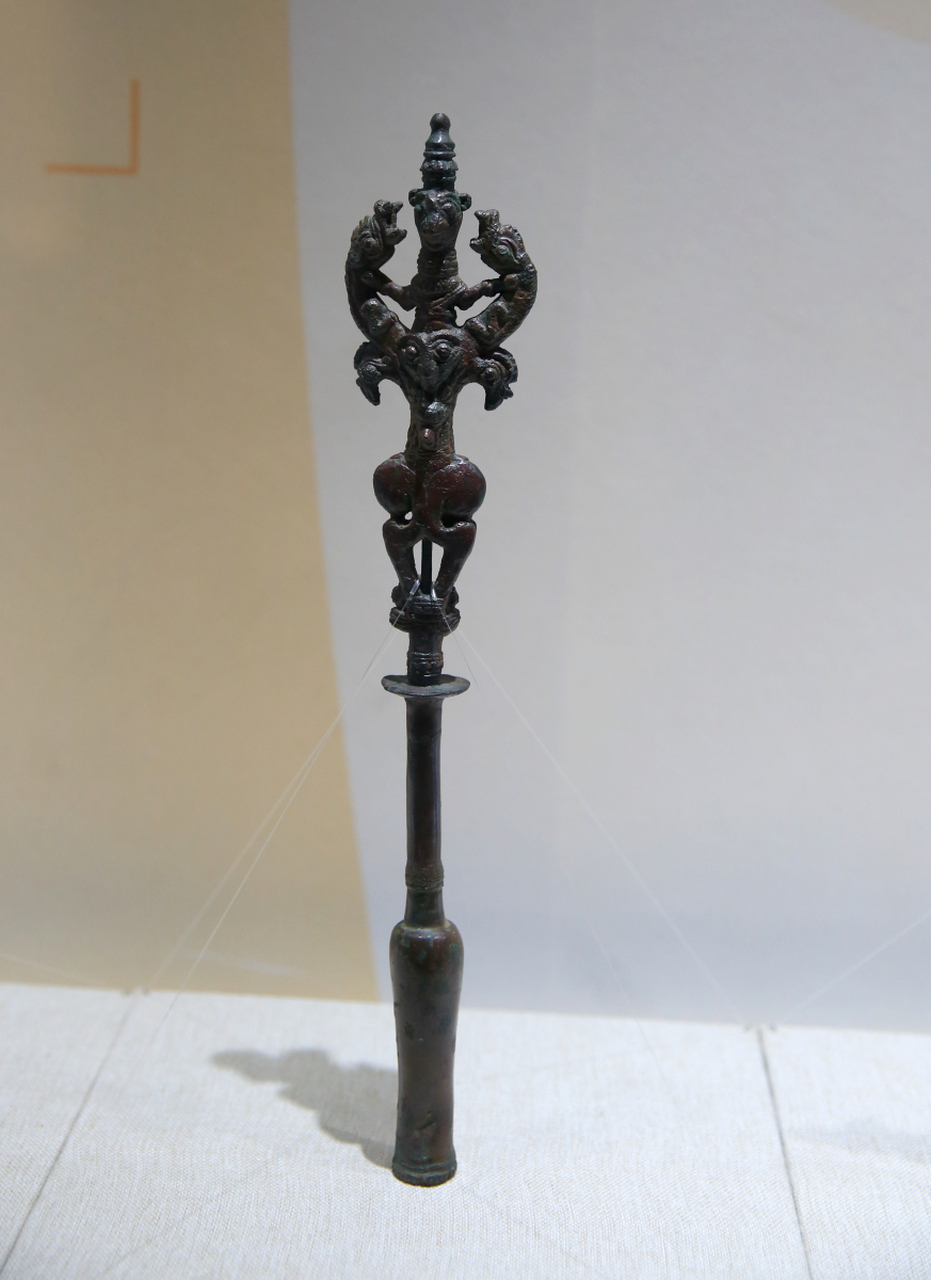 降魔杵象征四智,驱除恶魔;金刚矅形似长棒带环圈,蕴含智慧与力量.