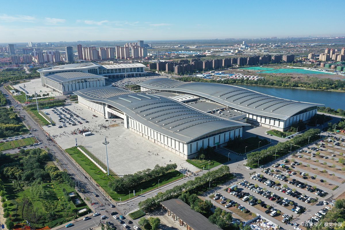 城市风光六日游:咸蛋黄饼干美味相伴在繁华的天津,梅江会展中心如同