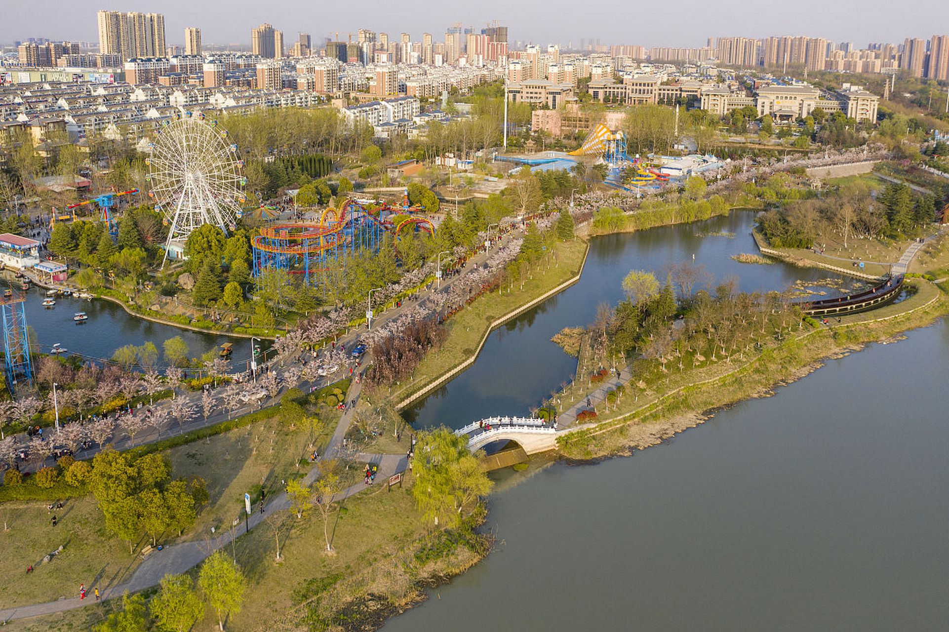 奔赴春天的旅行# 鹤鸣湖公园是西安市区内一处风景如画的休闲胜地它 