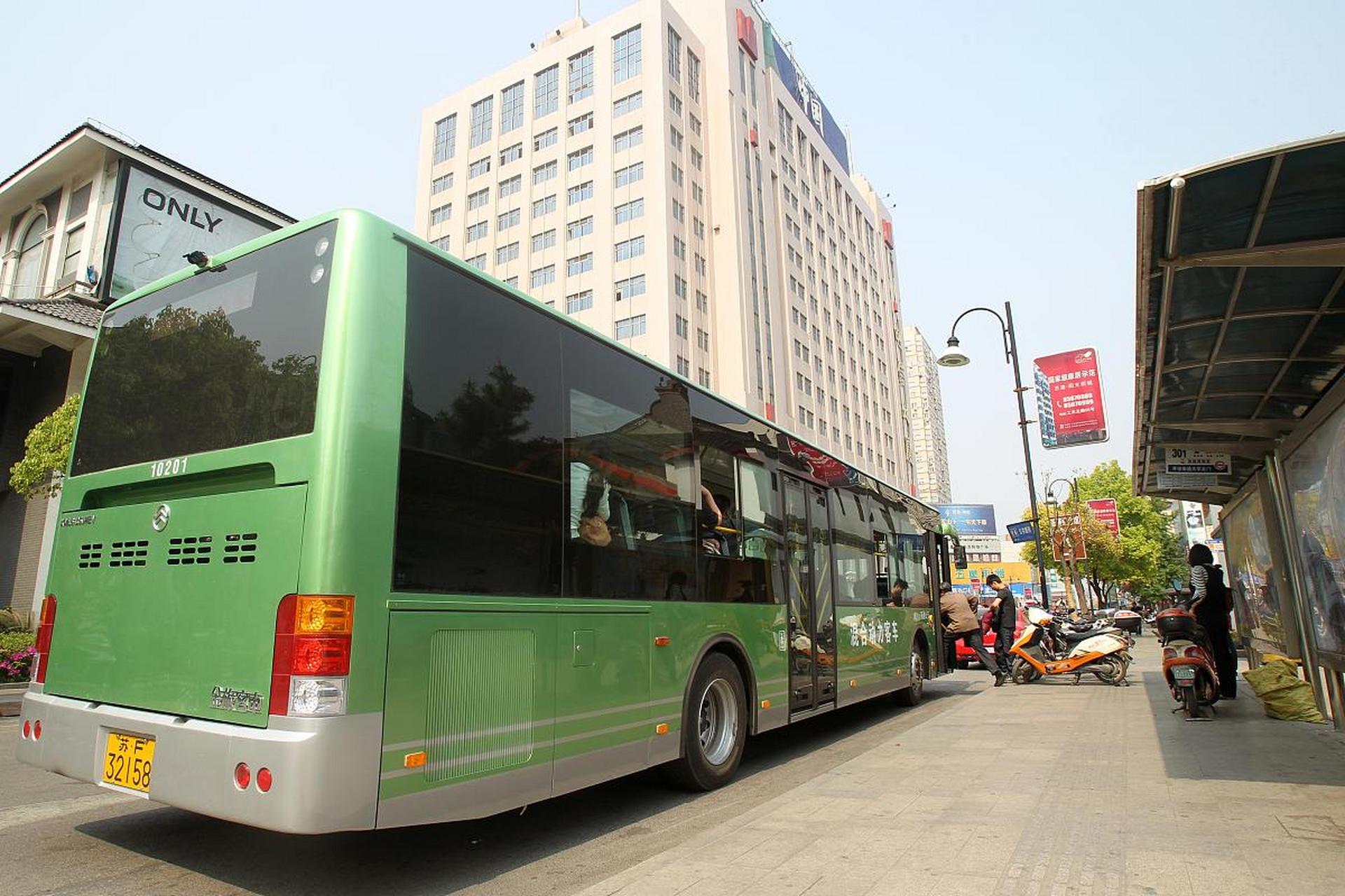 无锡和苏州之间目前已经有无锡望亭公交专线和苏州82路公交,但这两条