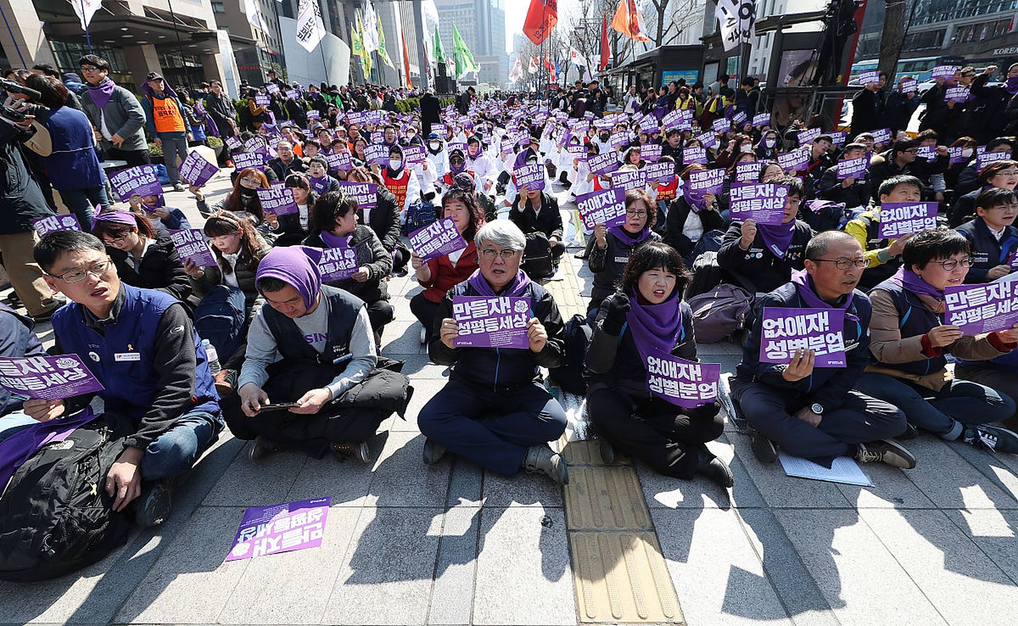 日本男女平权运动是指在日本推动性别平等和促进男女平权的社会运 