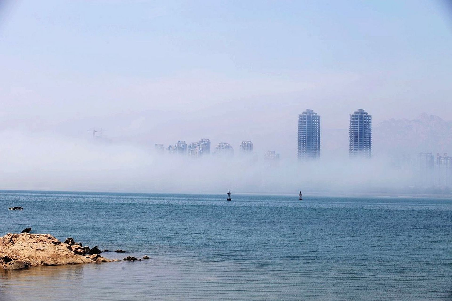 海市蜃楼是一种神奇的自然现象,它通常出现在平静的海面或沙漠等地方.