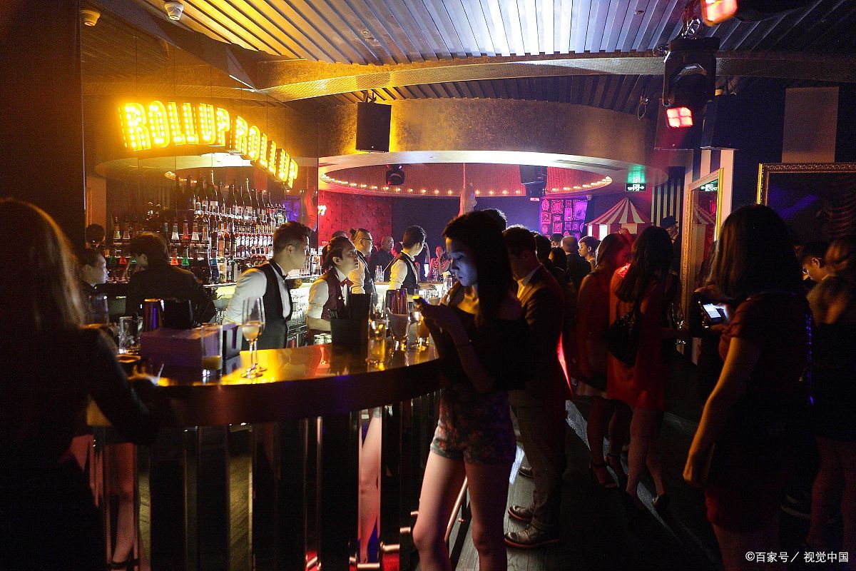 昨晚朋友请去ktv,每人都叫了个妞陪唱!