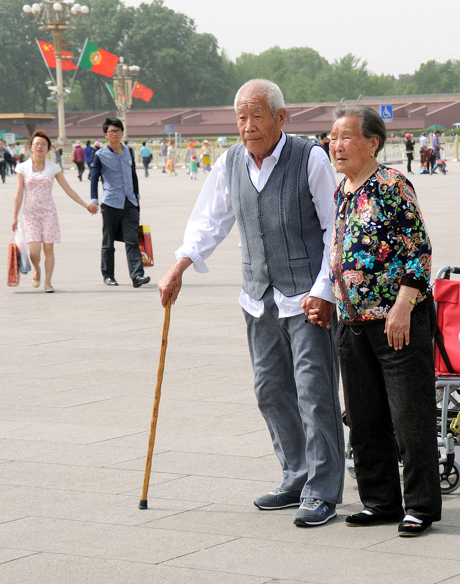 我从不羡慕街边热烈拥吻的情侣,但我羡慕夕阳下依然牵手的老人