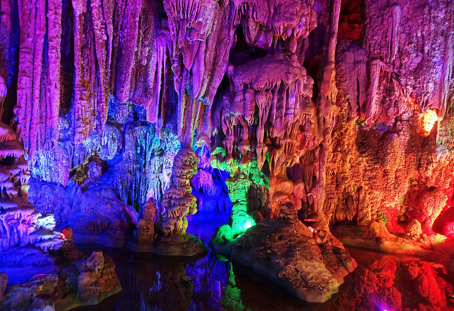 景区内男孩砸钟乳石揣兜带走# 孩子不懂事大人也不懂事吗,破坏公物