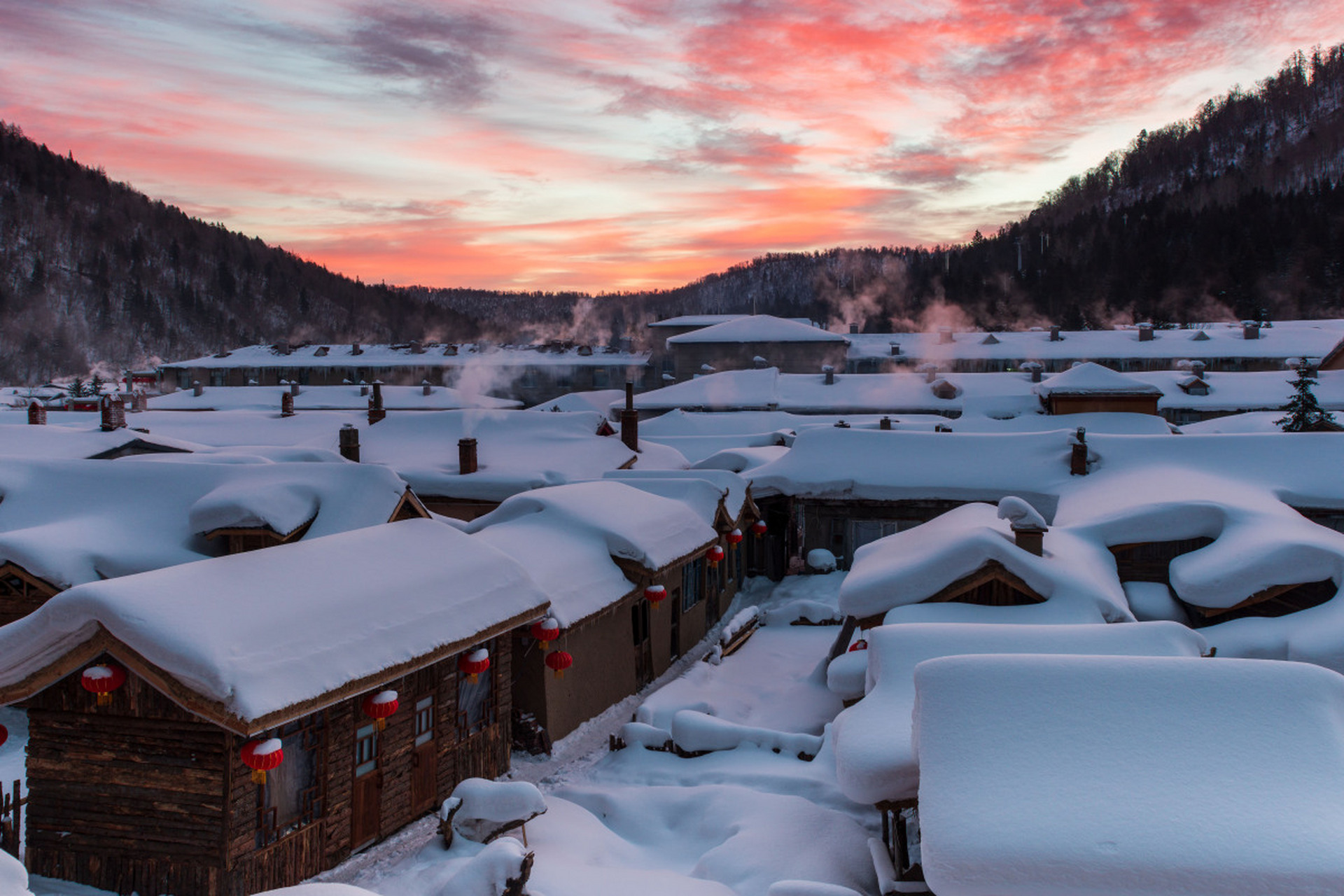 如果你想正儿八经感受一下真正的冬天,观赏一场酣畅的雪景,雪乡,这一