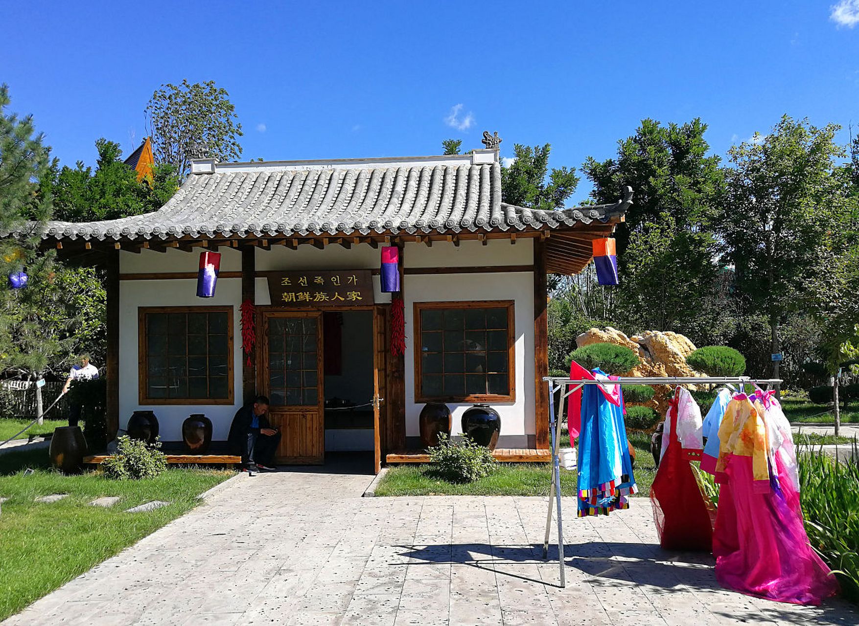 沈阳满族民俗村是一个融合了满族传统文化,田园风光和文化特色的旅游