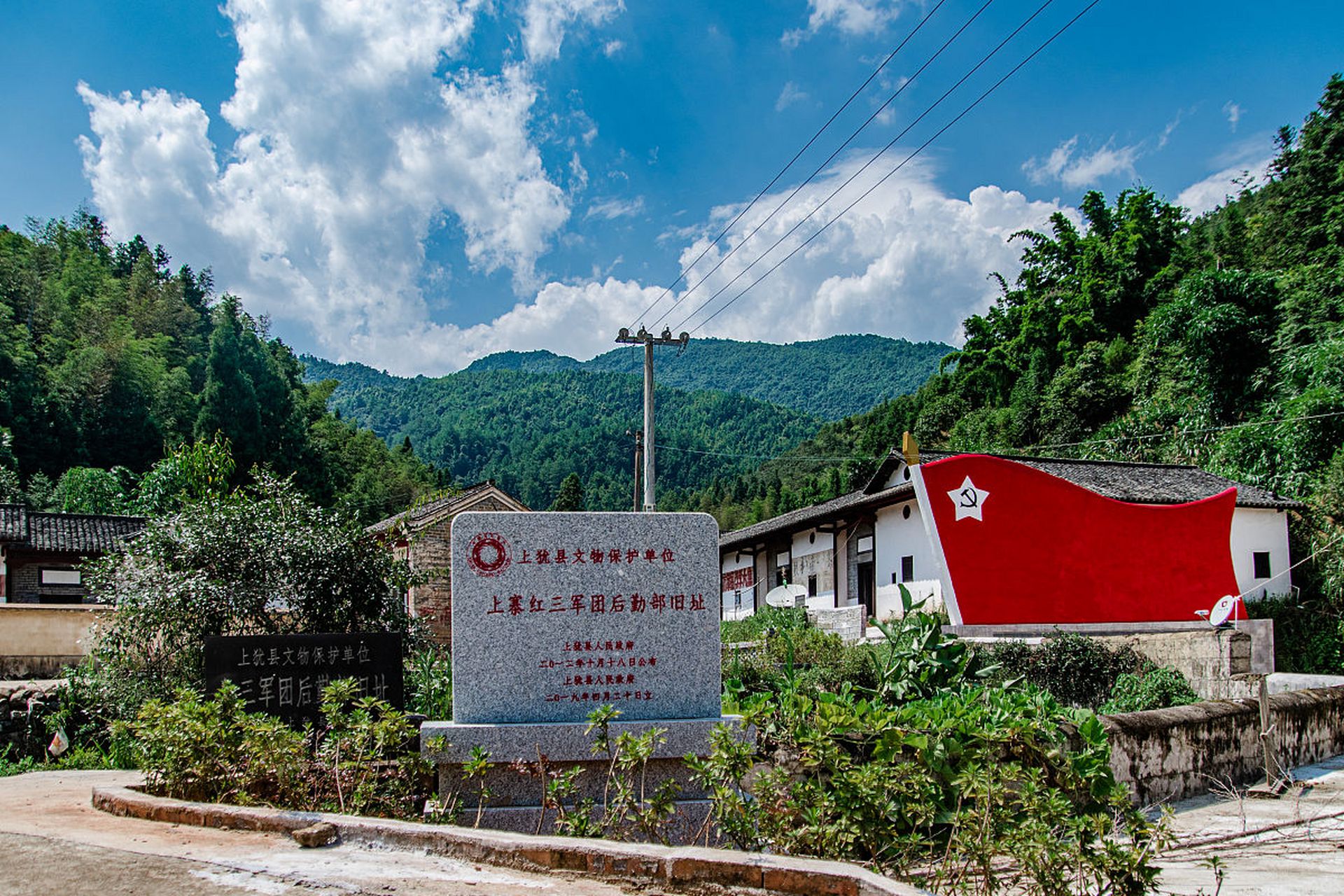 瑞金有多个风景秀丽的景区,包括红井路景区,罗汉岩景区,石城景区,古城